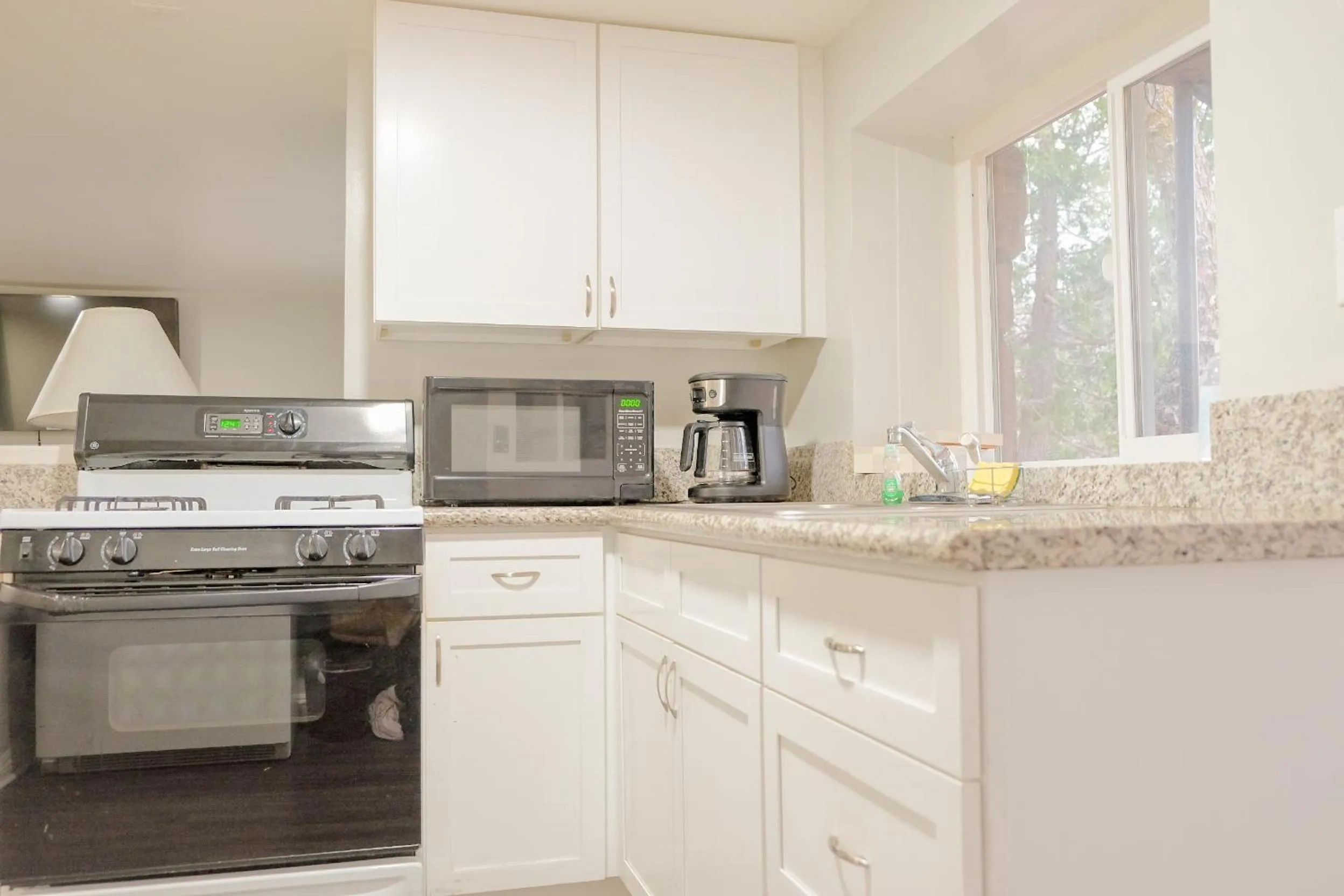 Coffee/tea facilities in Sherwood Arms Motel