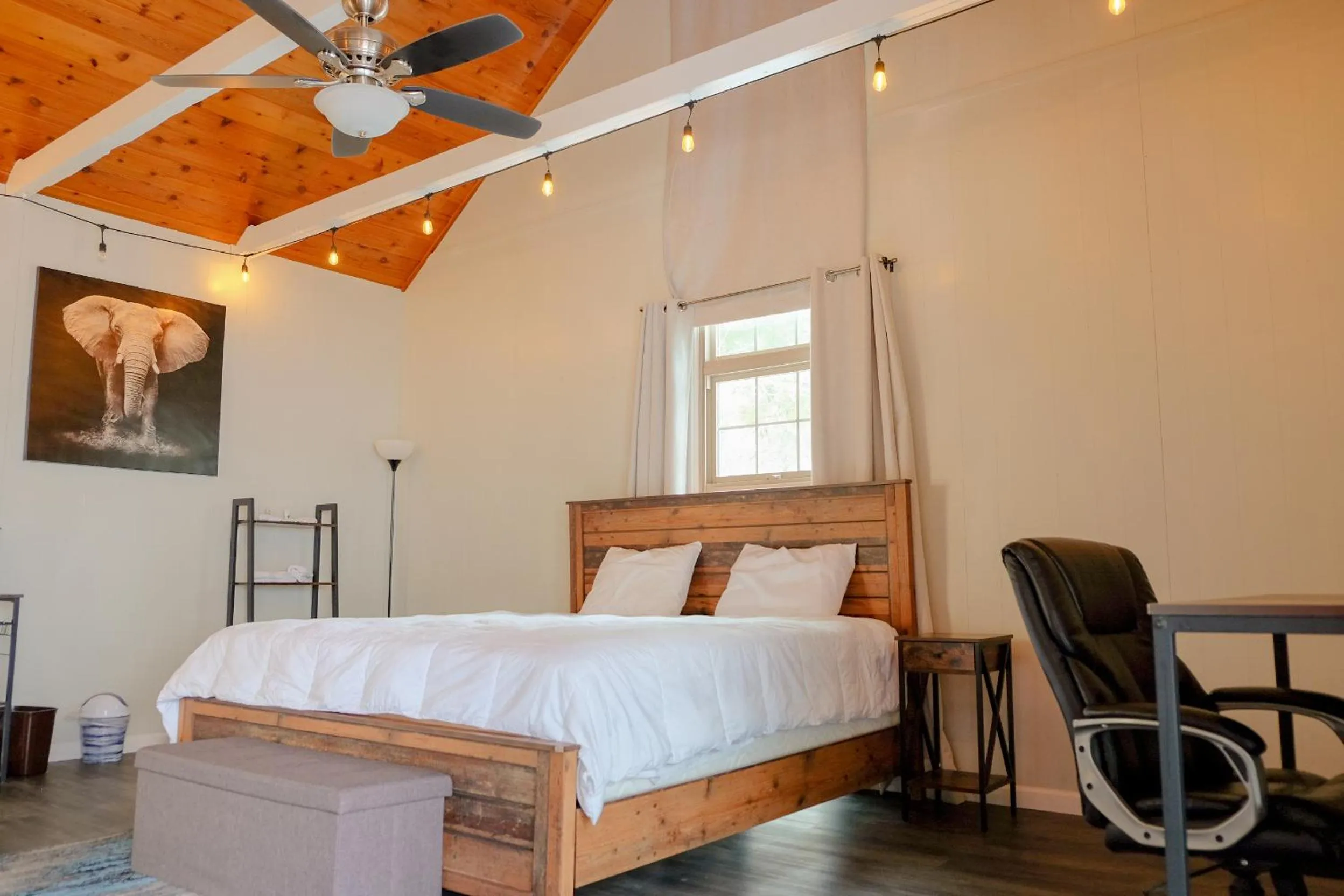 Photo of the whole room, Bed in Sherwood Arms Motel