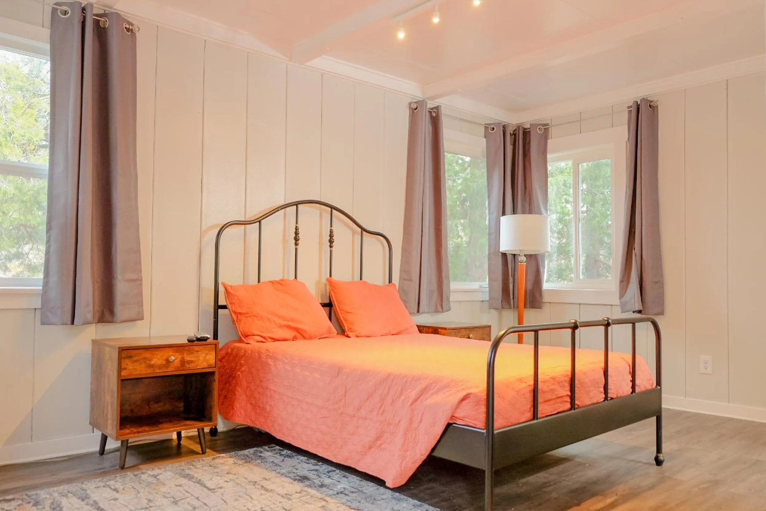 Photo of the whole room, Bed in Sherwood Arms Motel