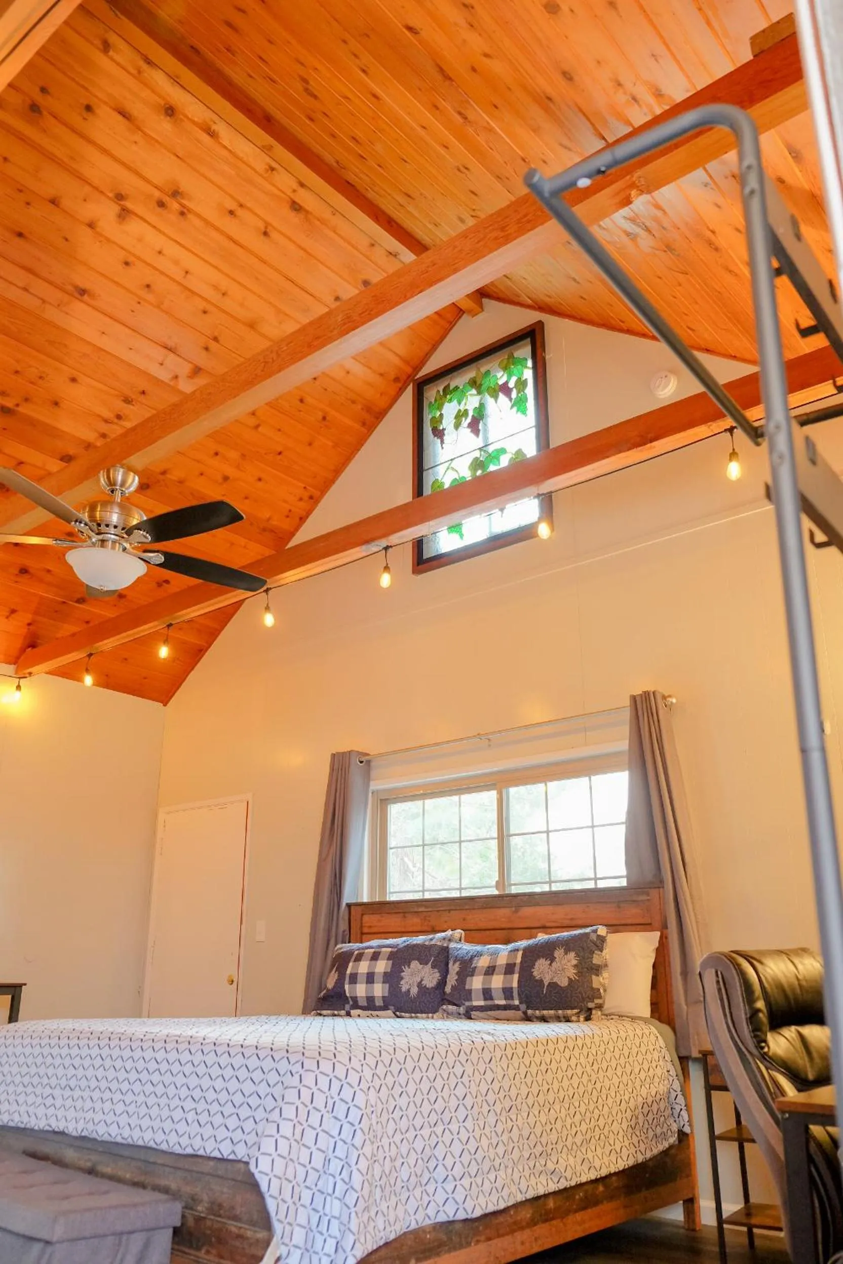 Photo of the whole room, Bed in Sherwood Arms Motel