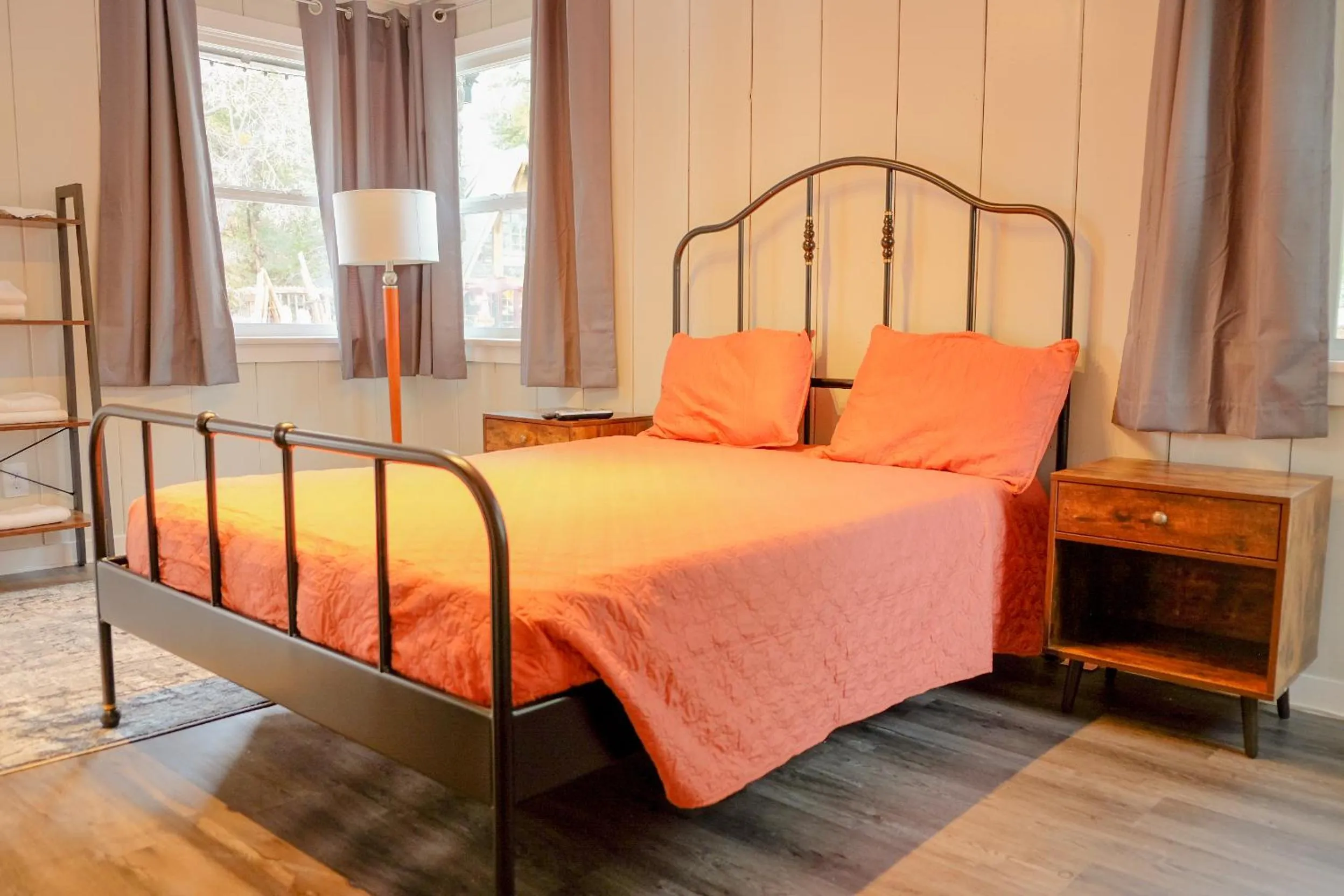 Photo of the whole room, Bed in Sherwood Arms Motel