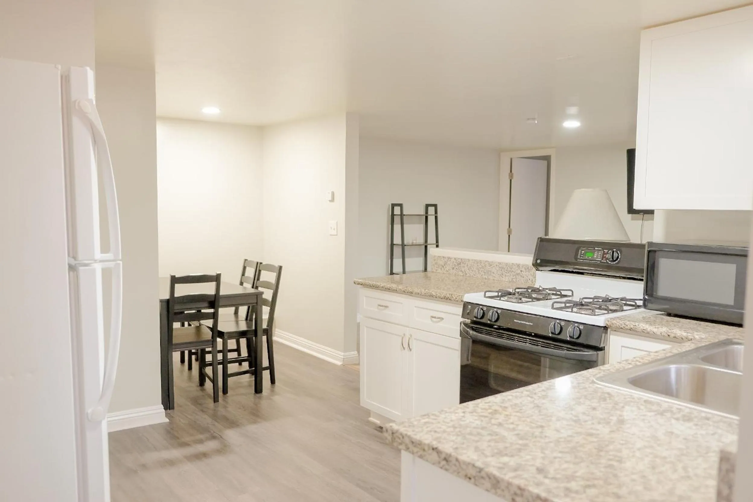 Kitchen or kitchenette in Sherwood Arms Motel