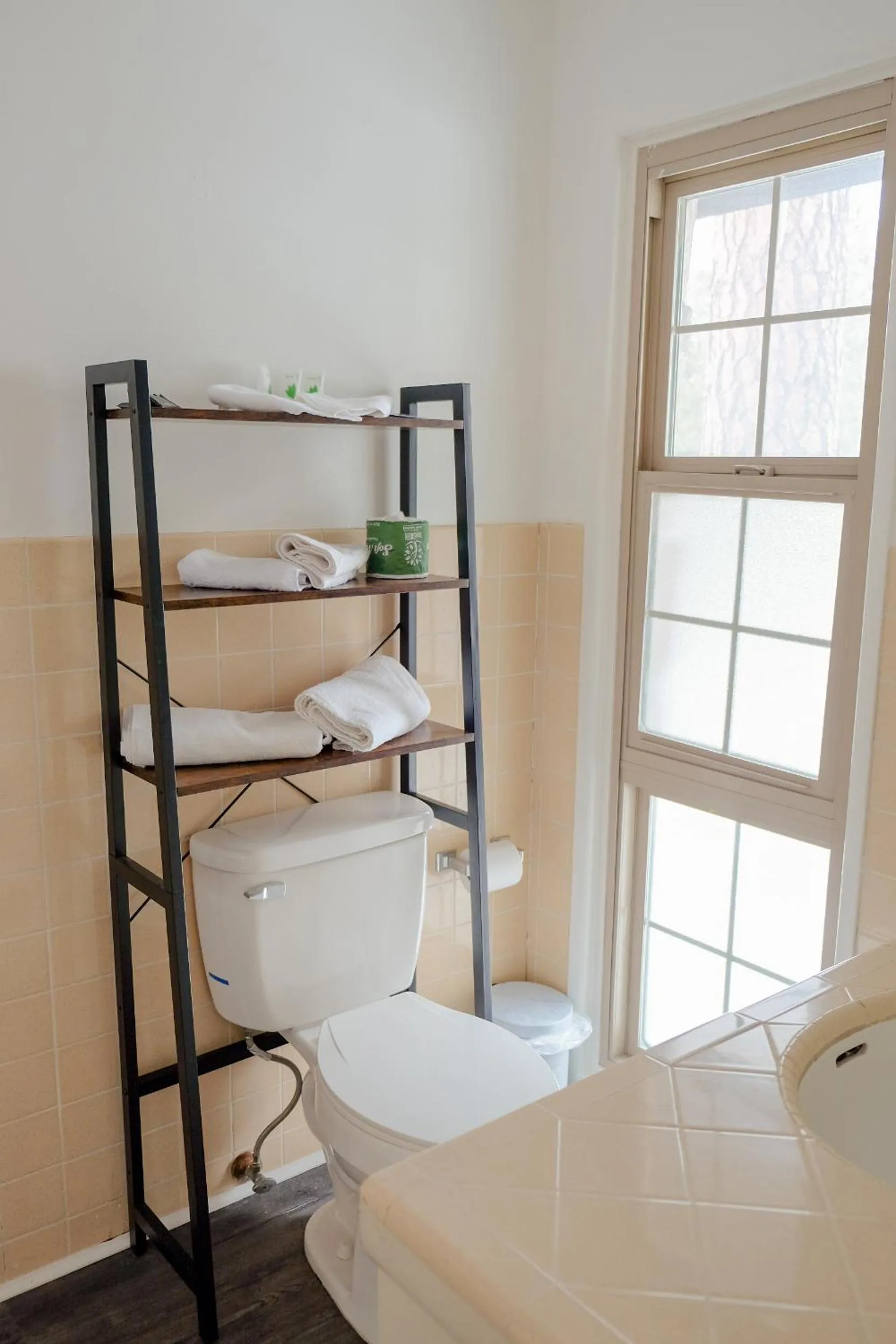 Bedroom, Bed in Sherwood Arms Motel