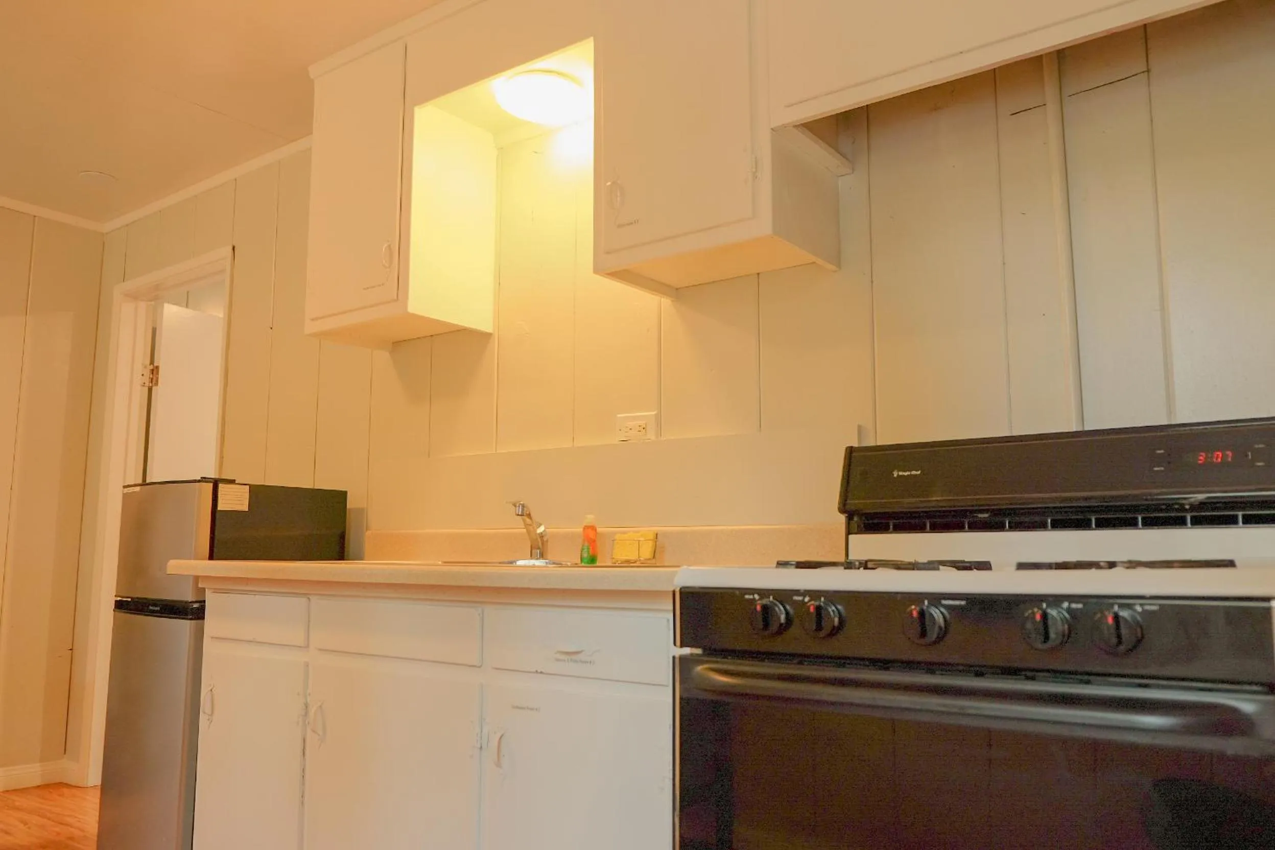 Kitchen or kitchenette in Sherwood Arms Motel