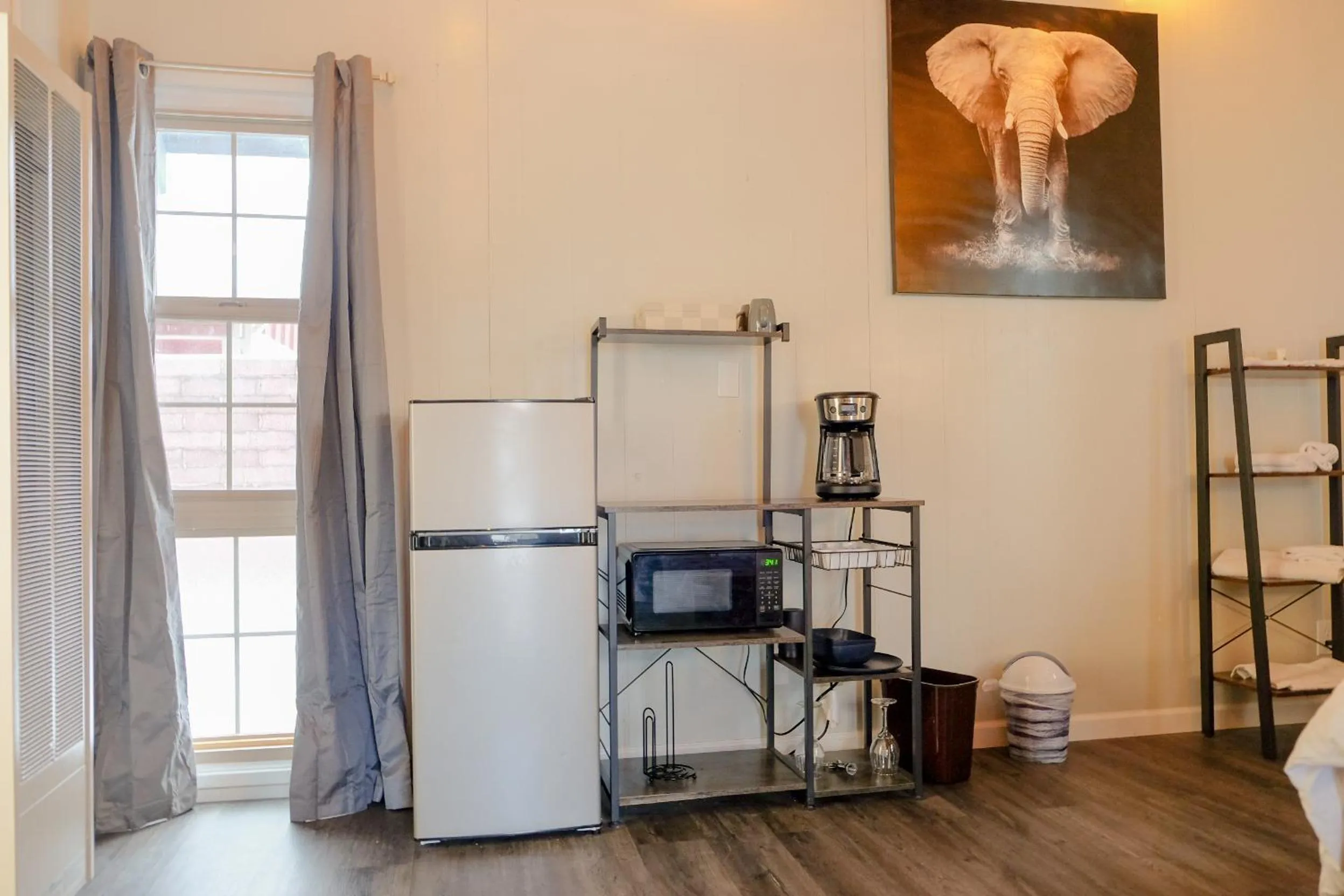 Coffee/tea facilities in Sherwood Arms Motel