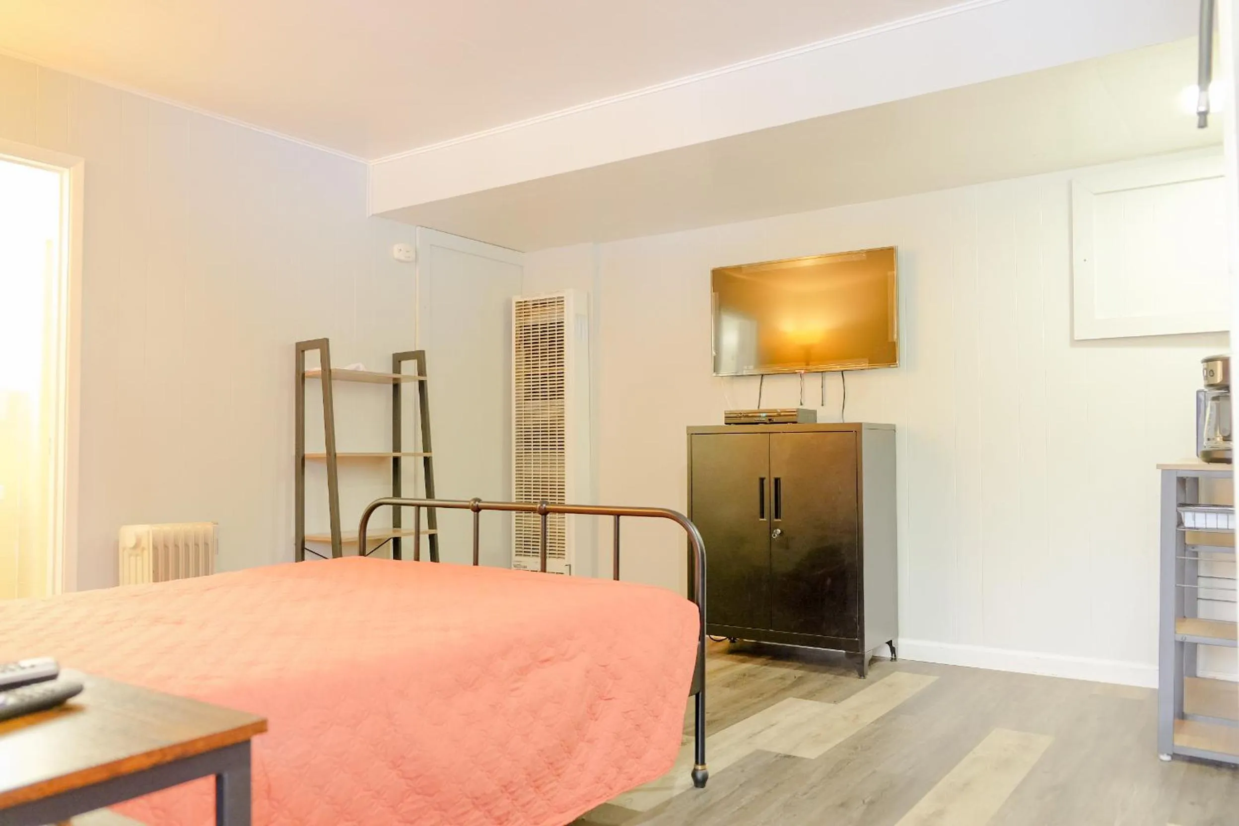 TV and multimedia in Sherwood Arms Motel