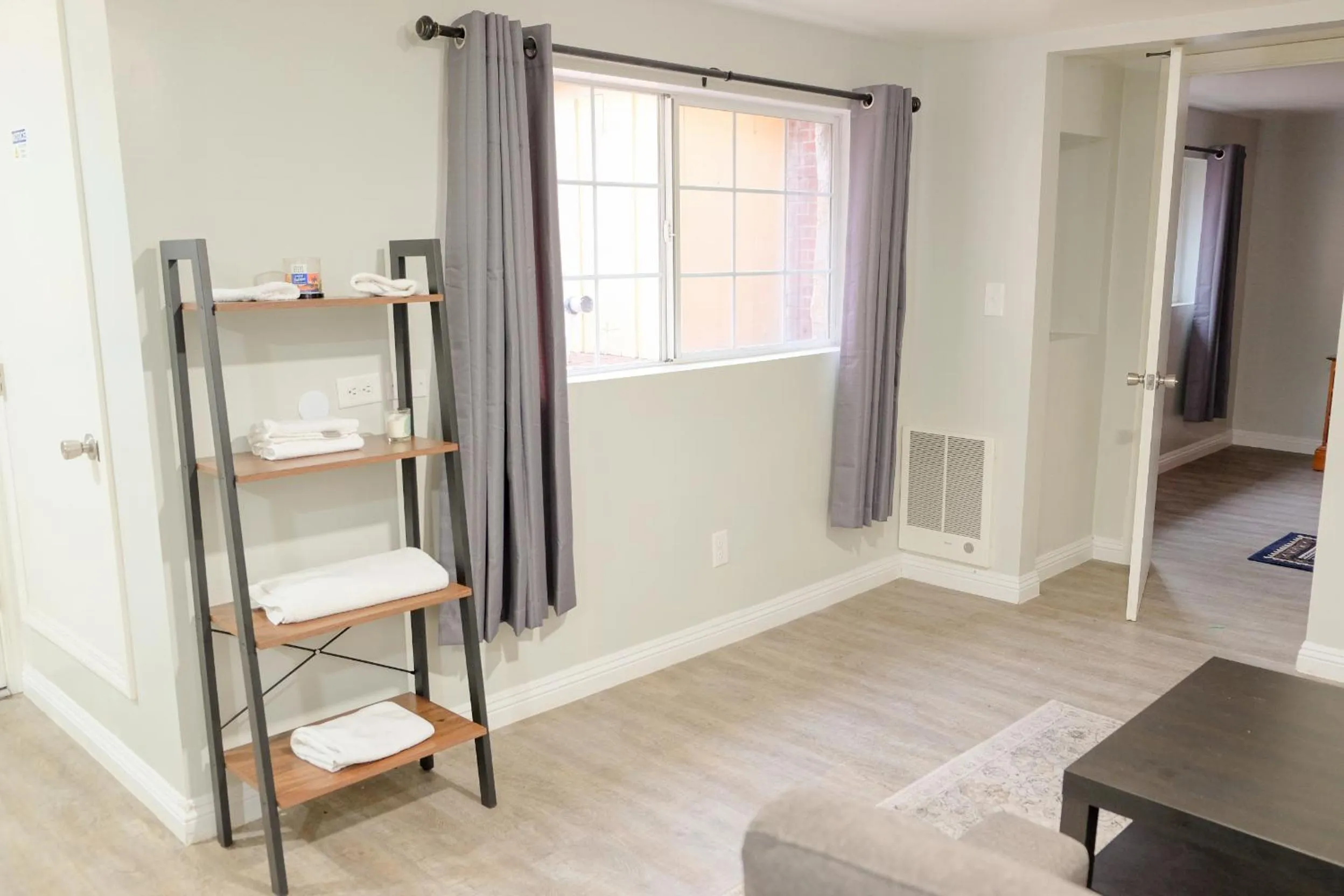 towels, Bed in Sherwood Arms Motel