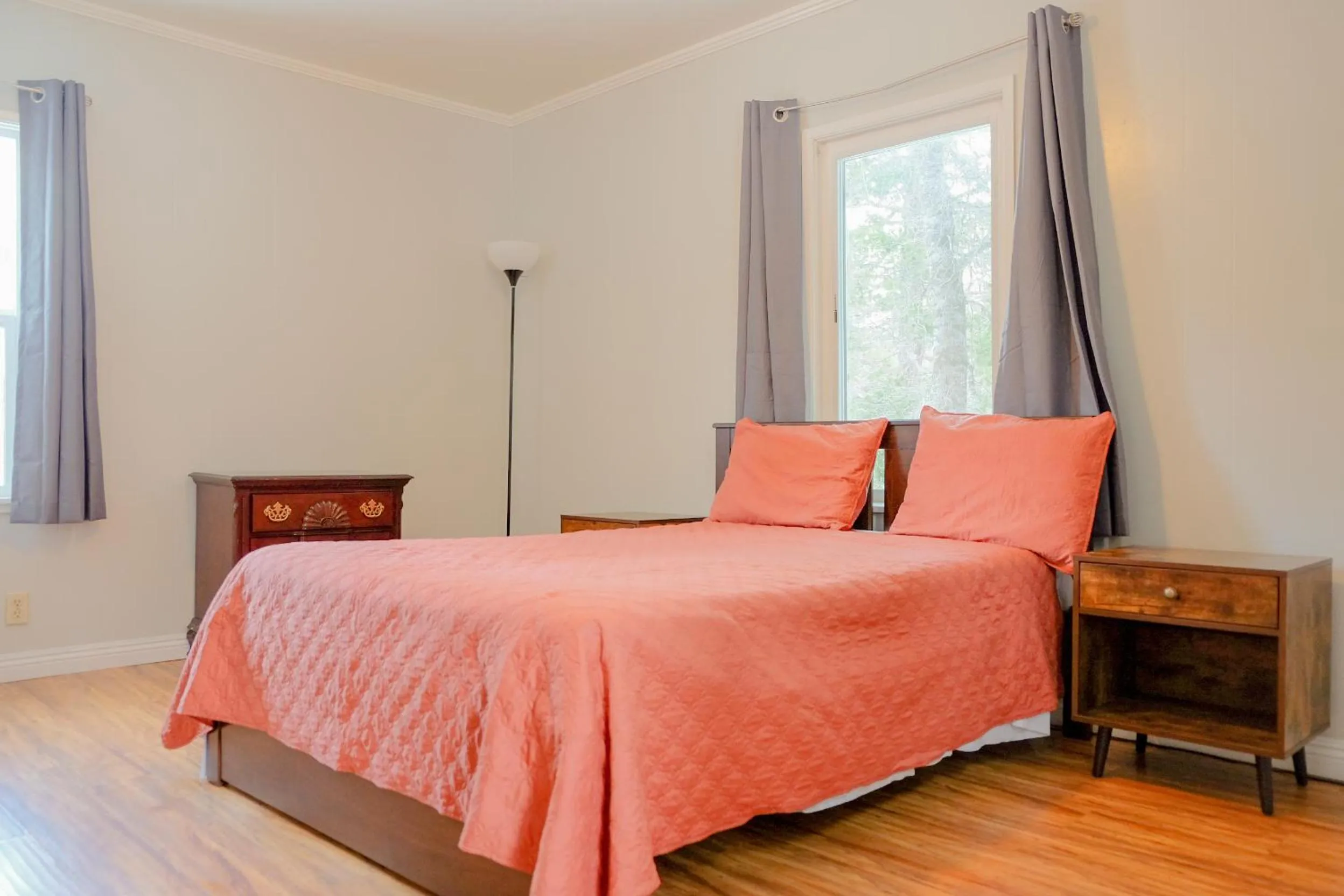 Photo of the whole room, Bed in Sherwood Arms Motel