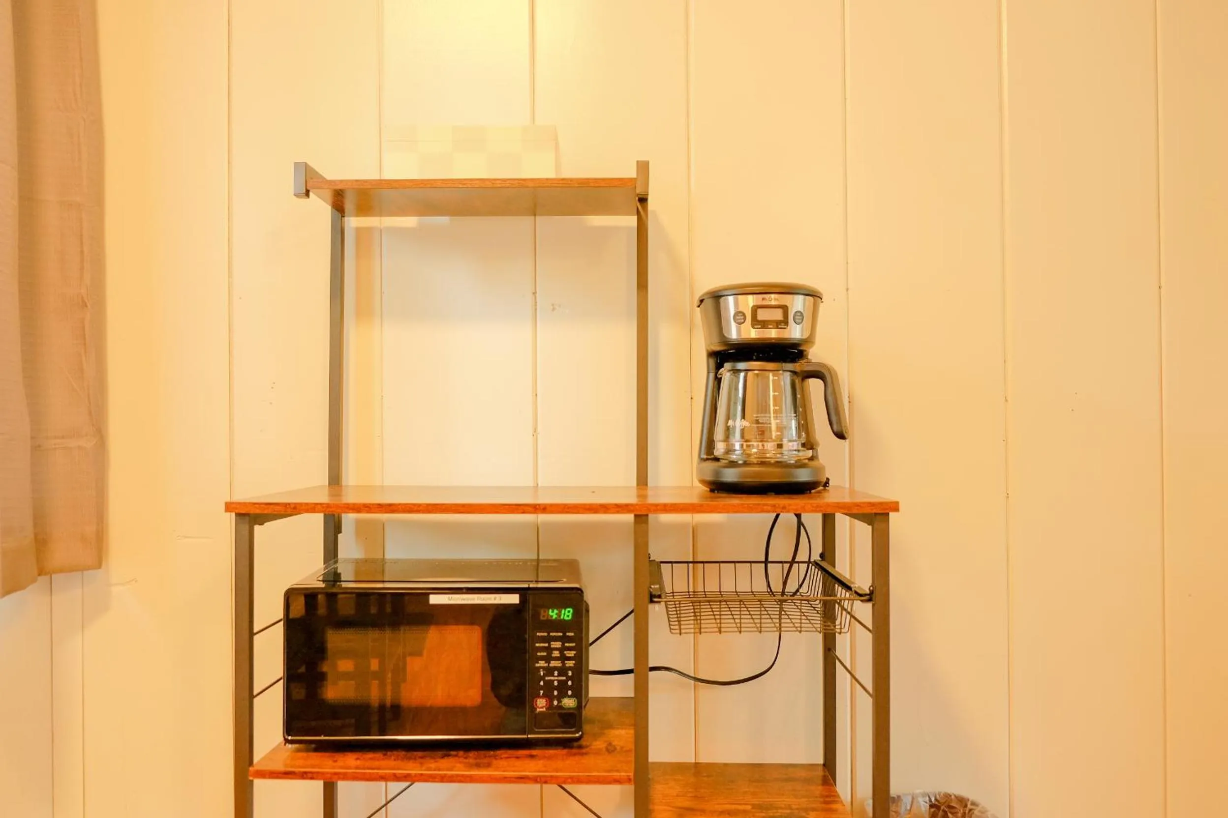 Coffee/tea facilities in Sherwood Arms Motel