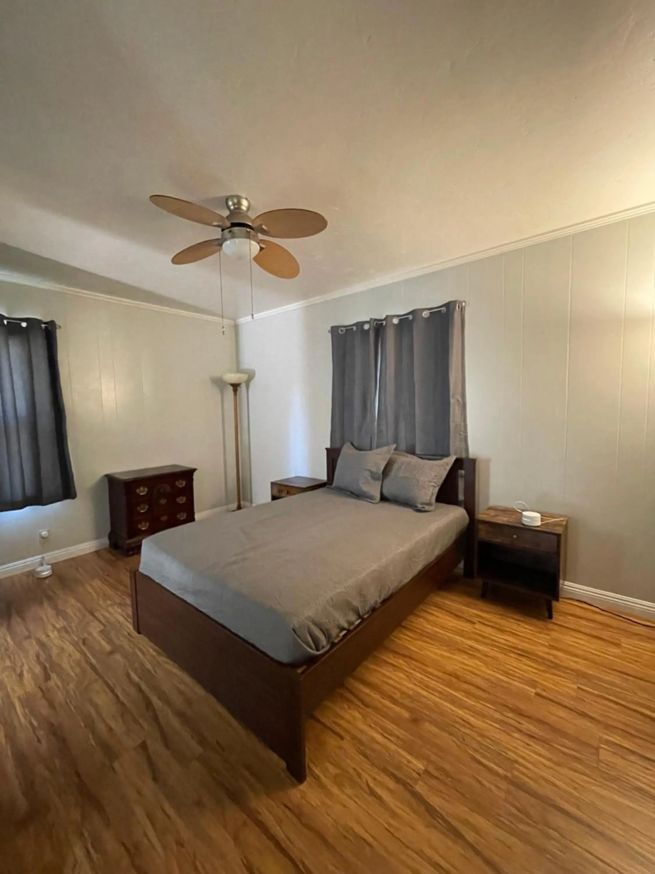 Bed in Sherwood Arms Motel