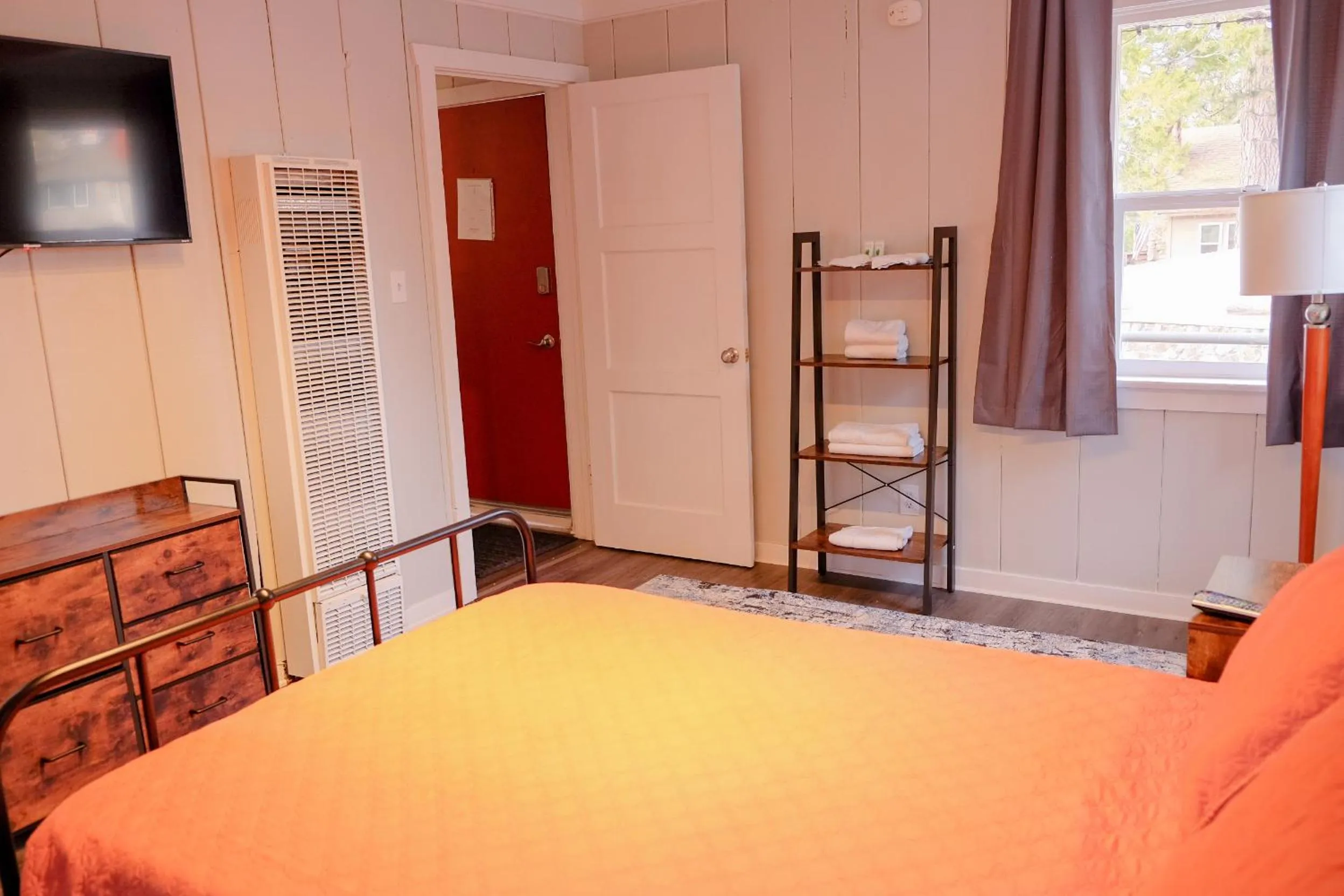 Bedroom, Bed in Sherwood Arms Motel