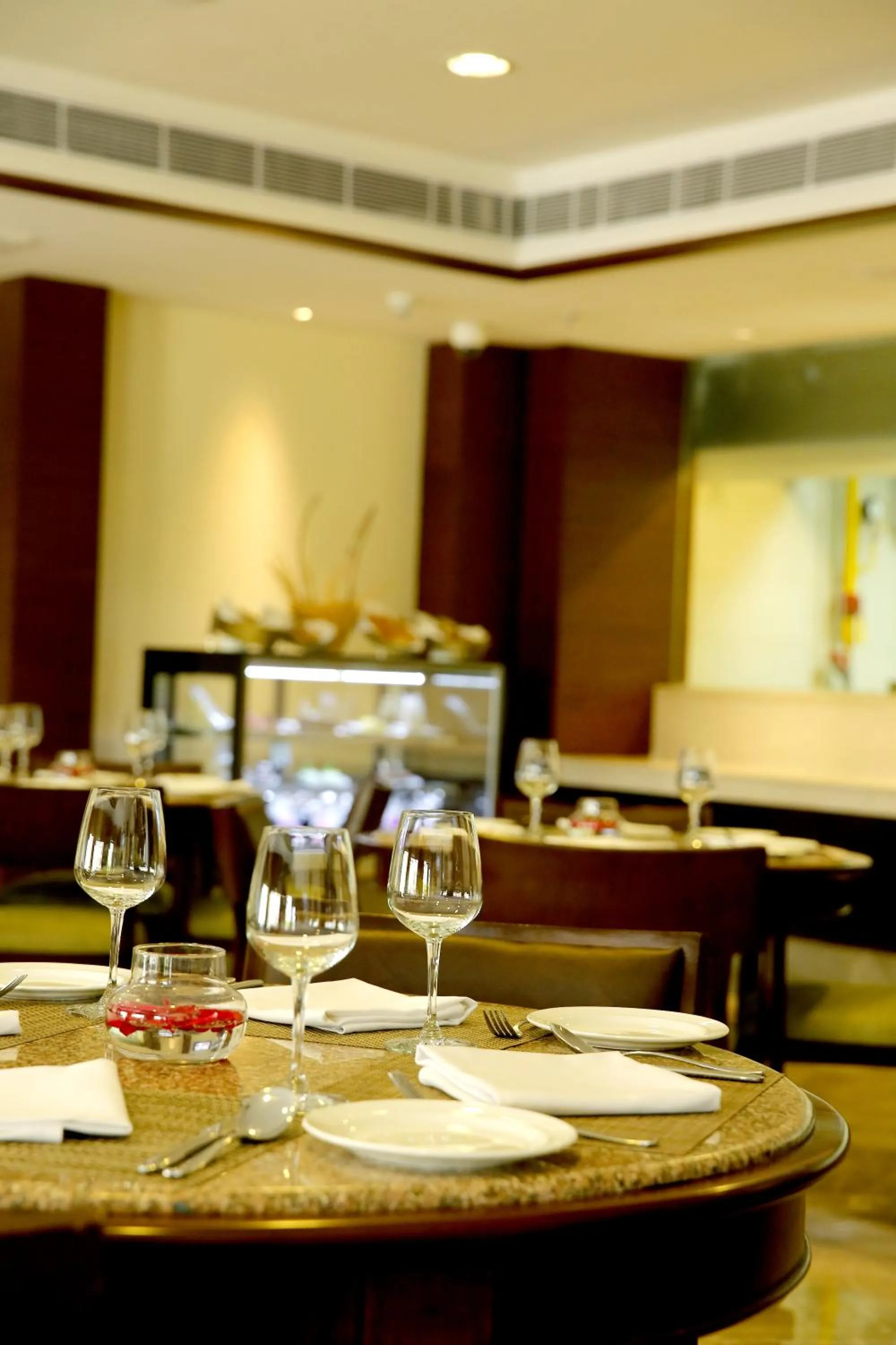Restaurant/places to eat in The Lalit Traveller- Airport hotel