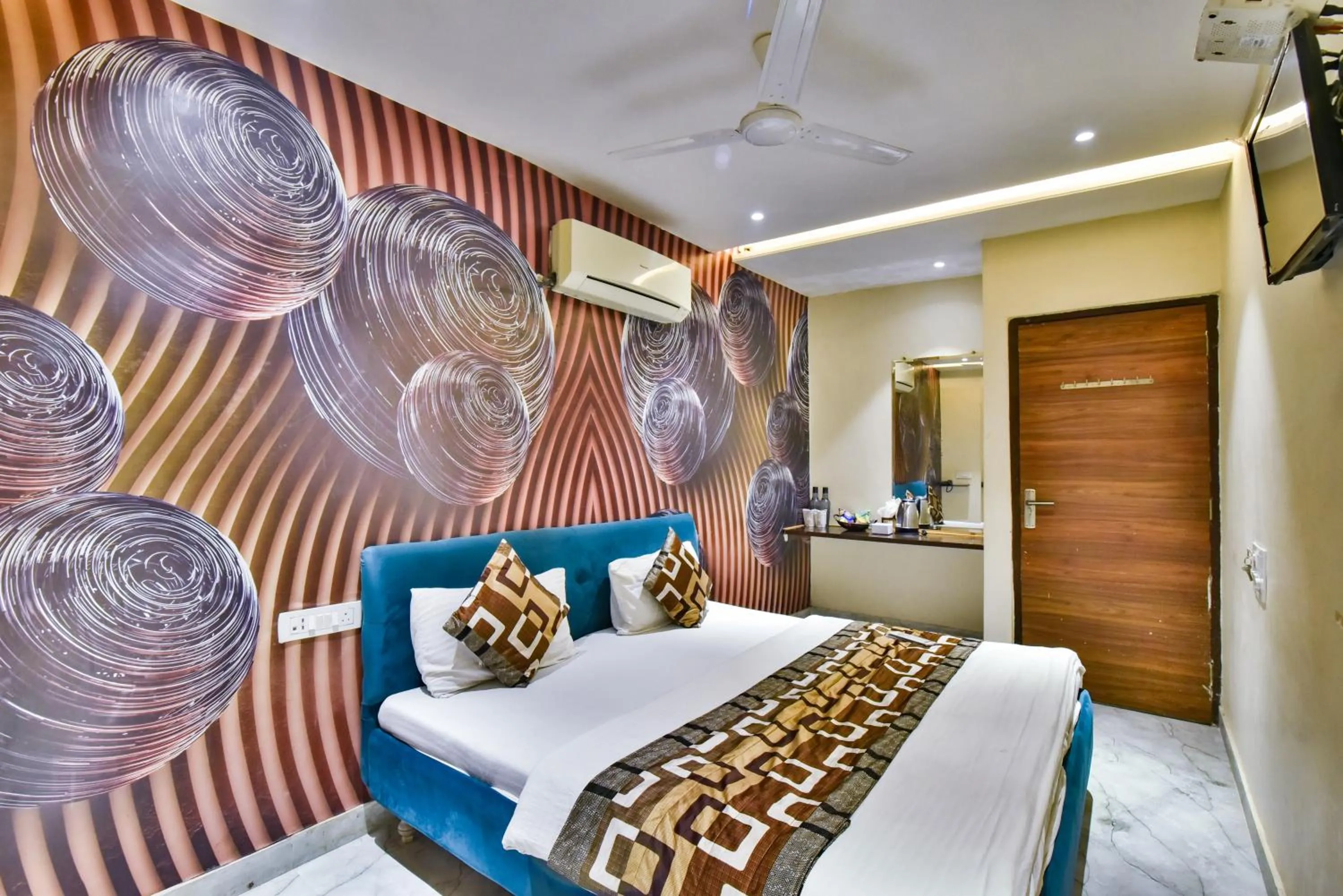 Living room, Bed in Hotel Singh International, Amritsar