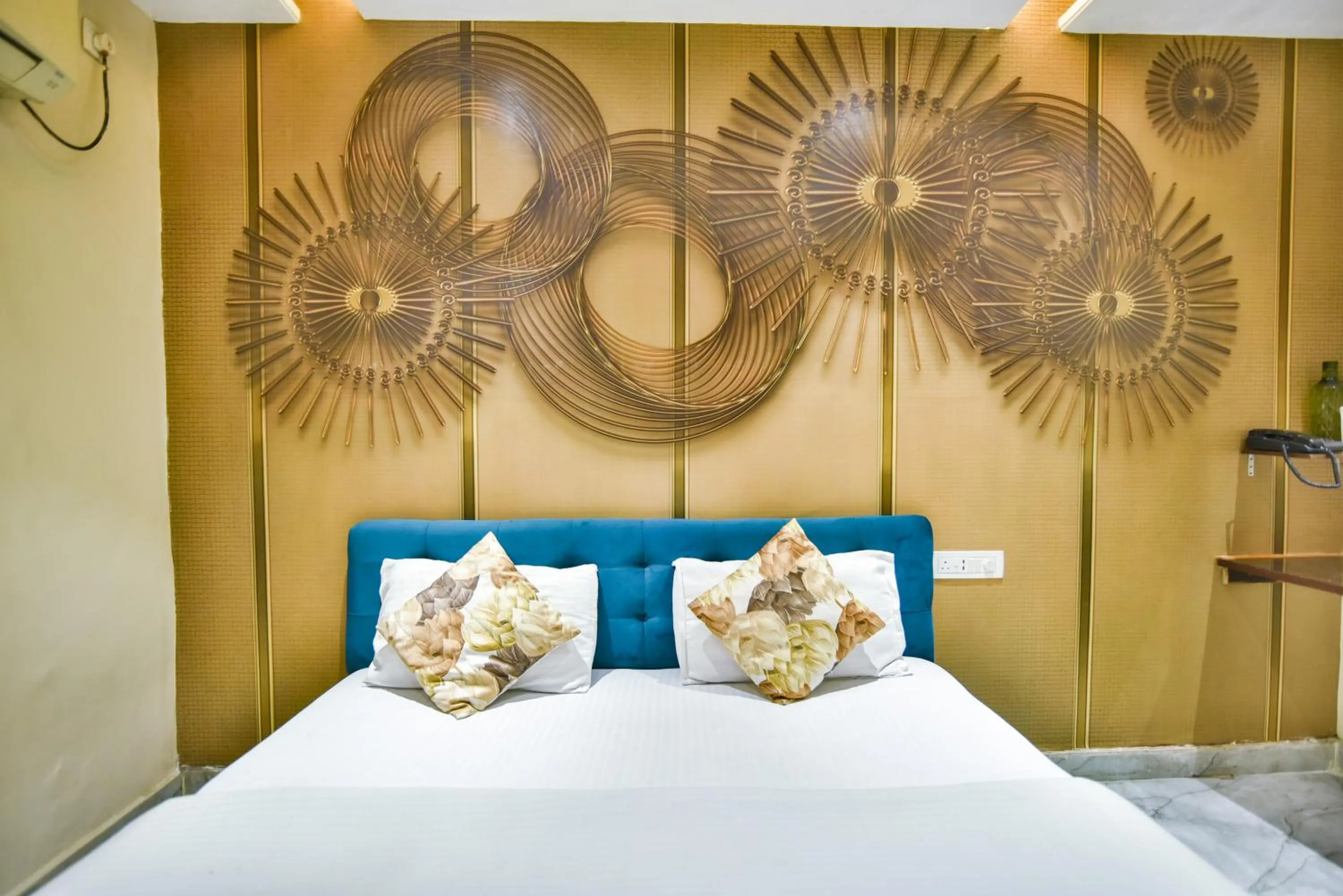 Living room, Bed in Hotel Singh International, Amritsar