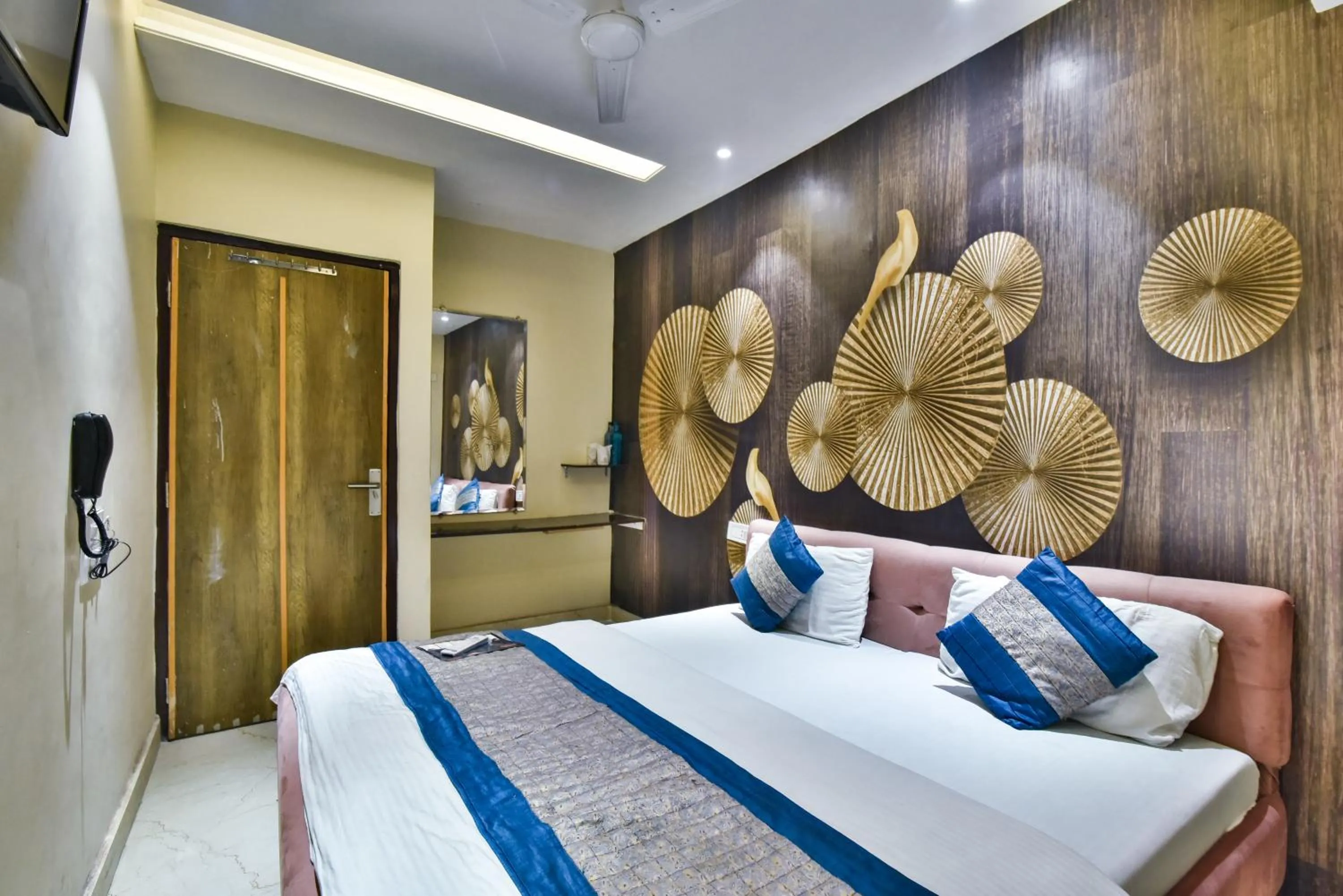 Living room, Bed in Hotel Singh International, Amritsar