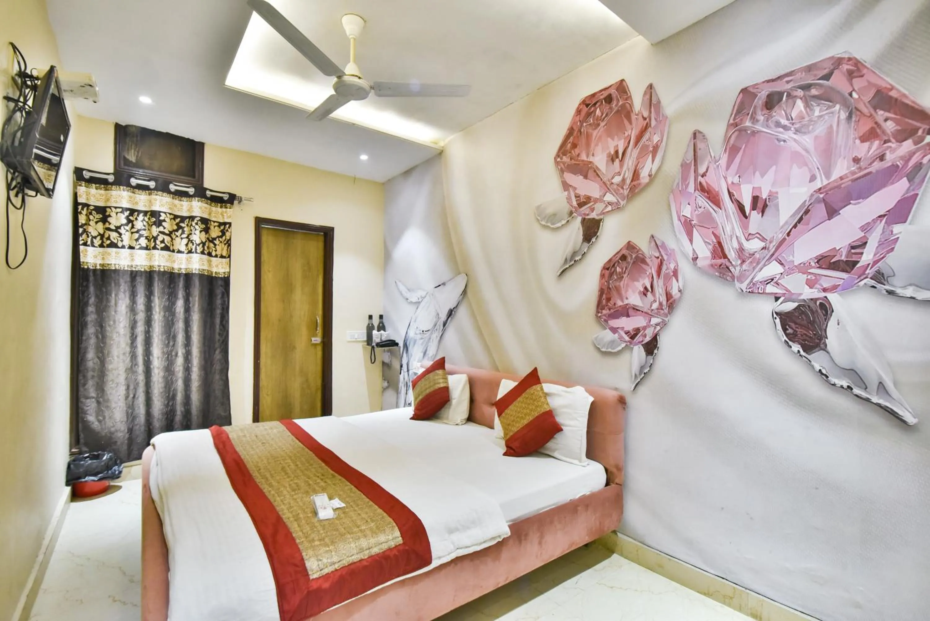 Bedroom, Bed in Hotel Singh International, Amritsar