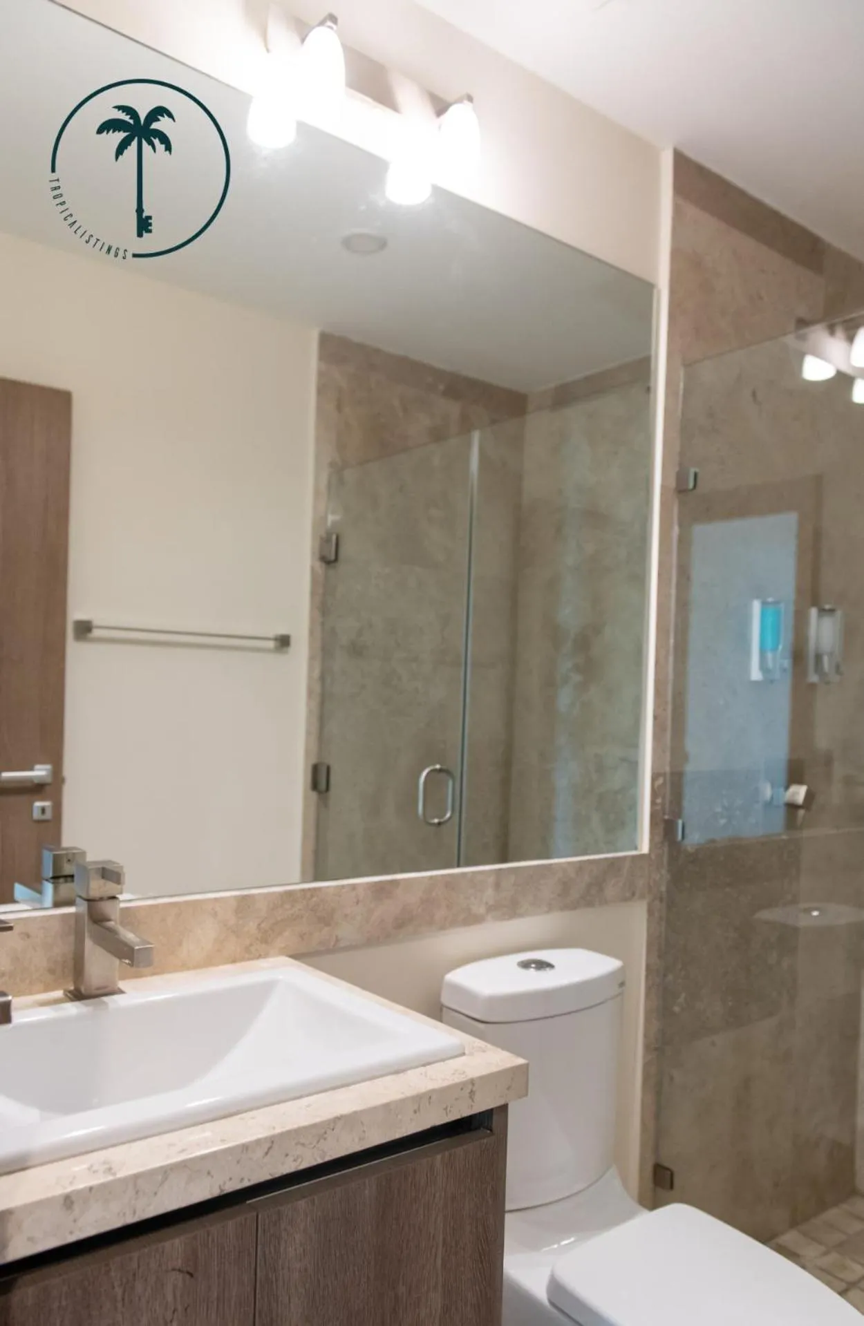 Bathroom in Moderno condominio con vista al mar!