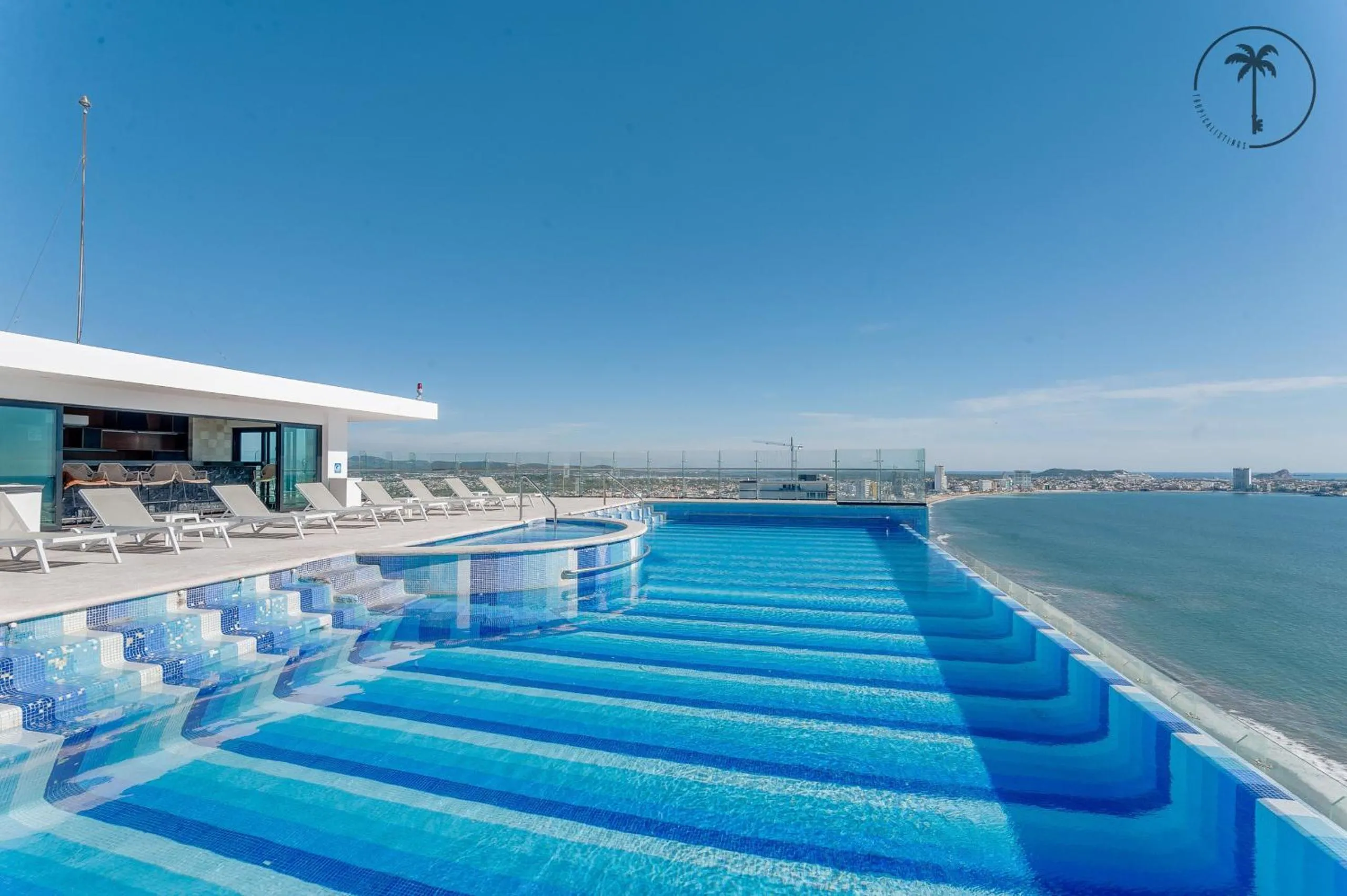 Swimming pool in Moderno condominio con vista al mar!