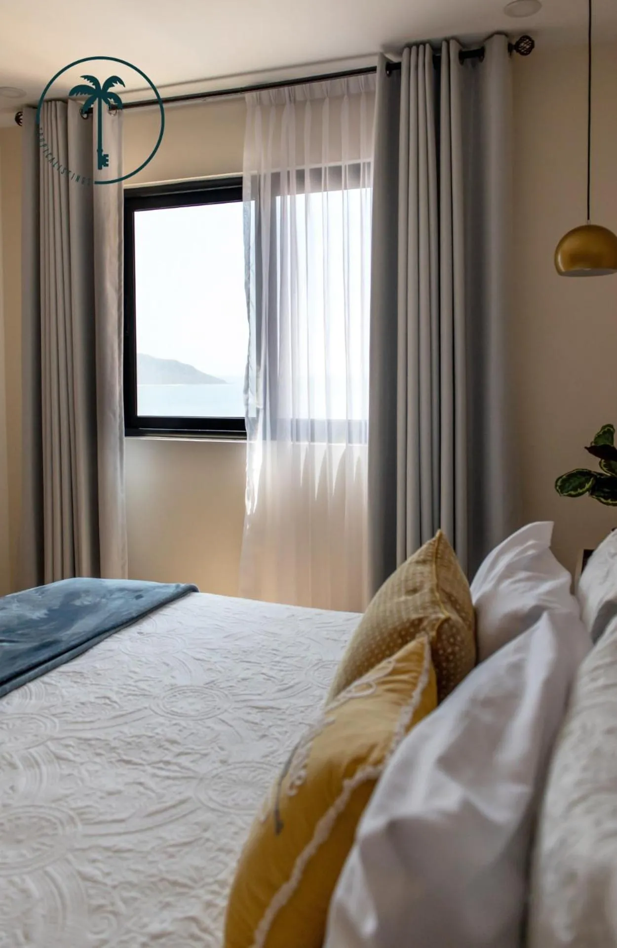 Bed in Moderno condominio con vista al mar!