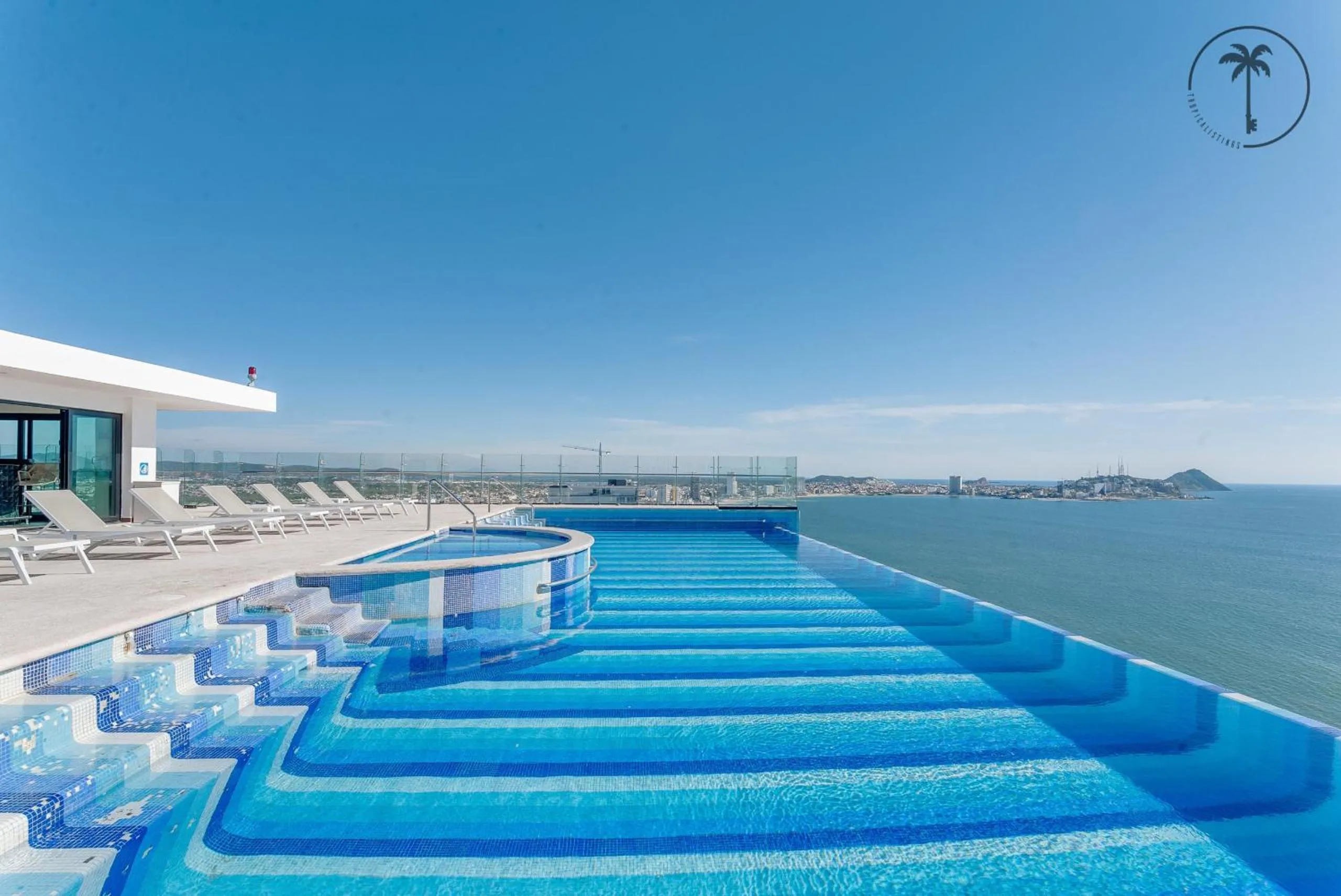 Swimming pool in Moderno condominio con vista al mar!
