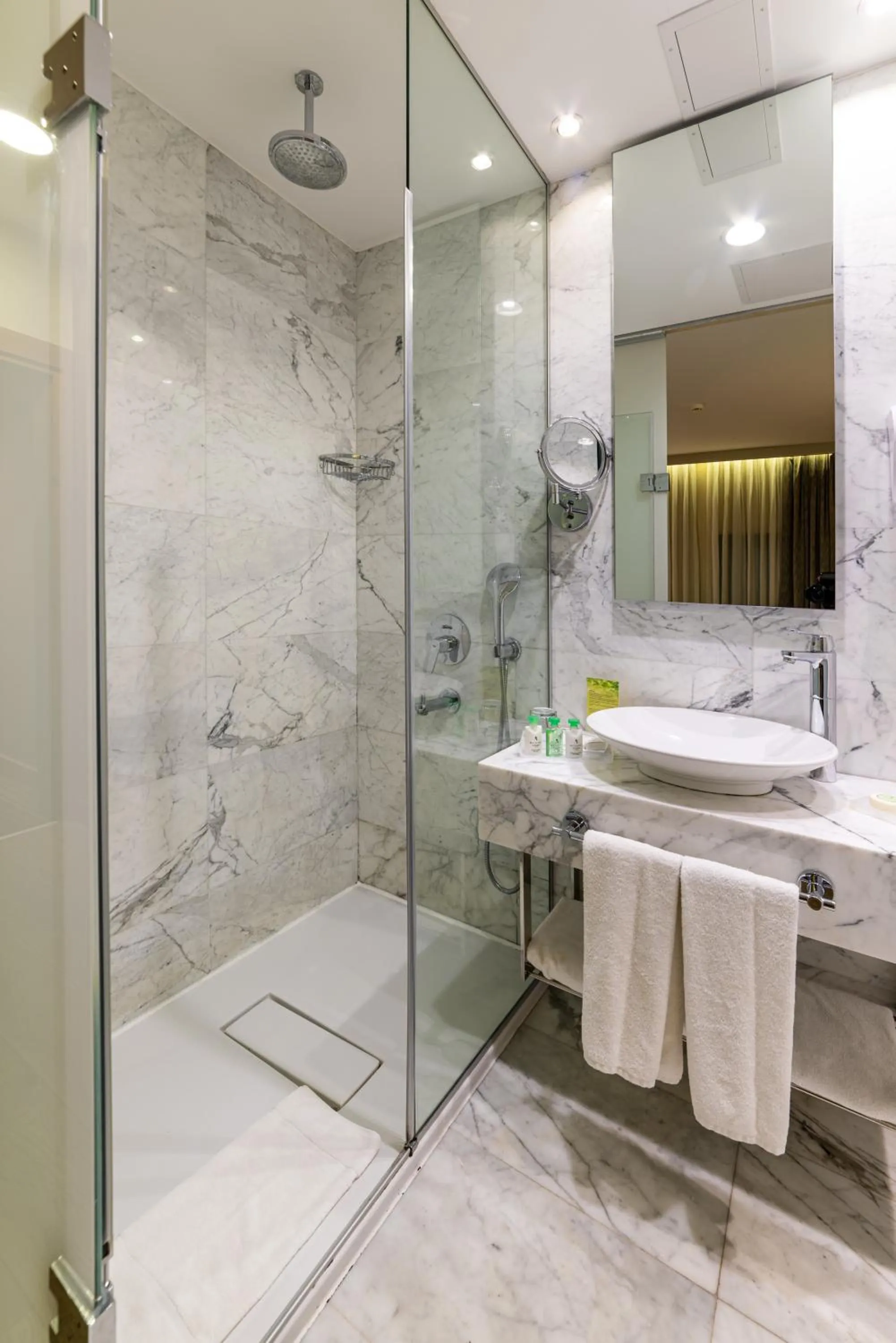 Shower in Hotel Saint Sophia