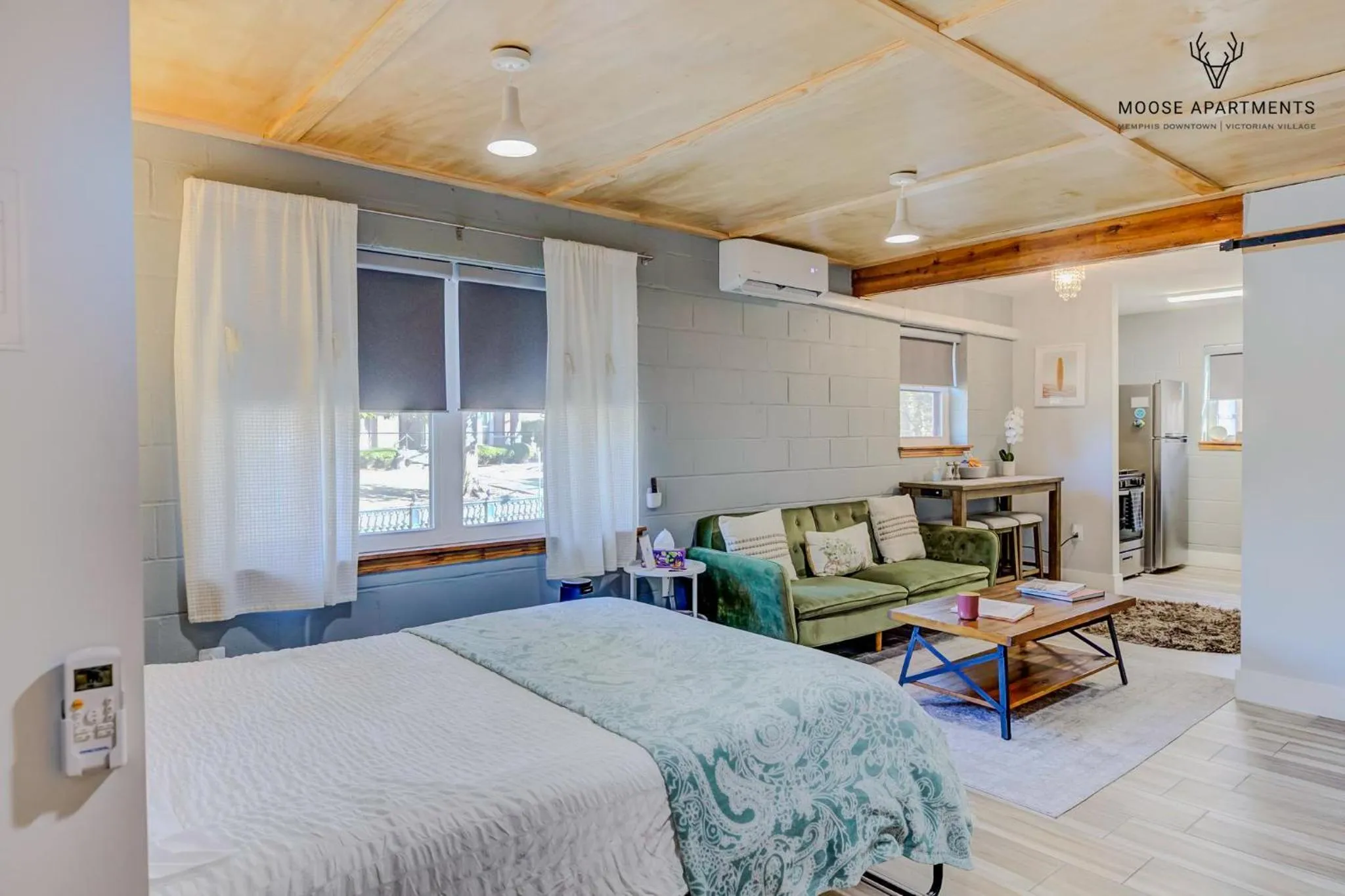 Living room, Bed in The Moose at Memphis Downtown & Victorian Village