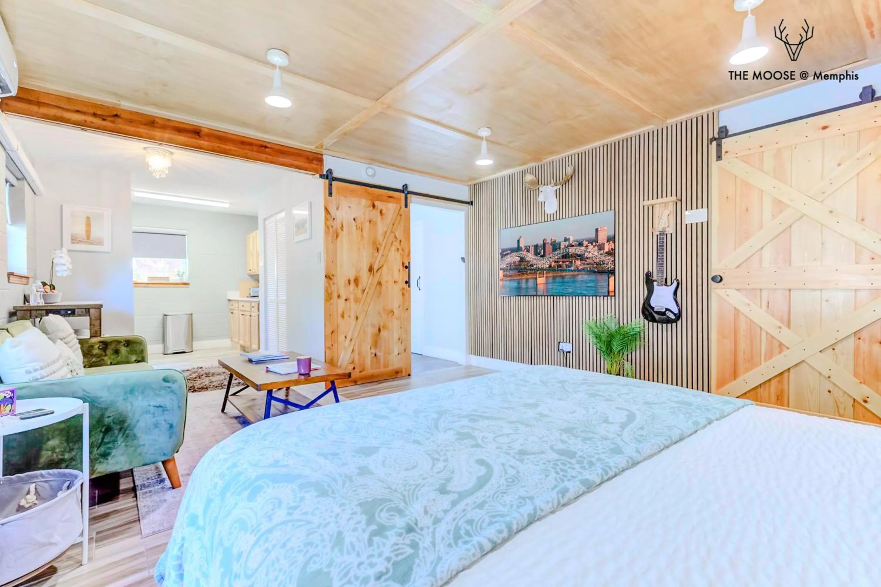 Living room, Bed in The Moose at Memphis Downtown & Victorian Village