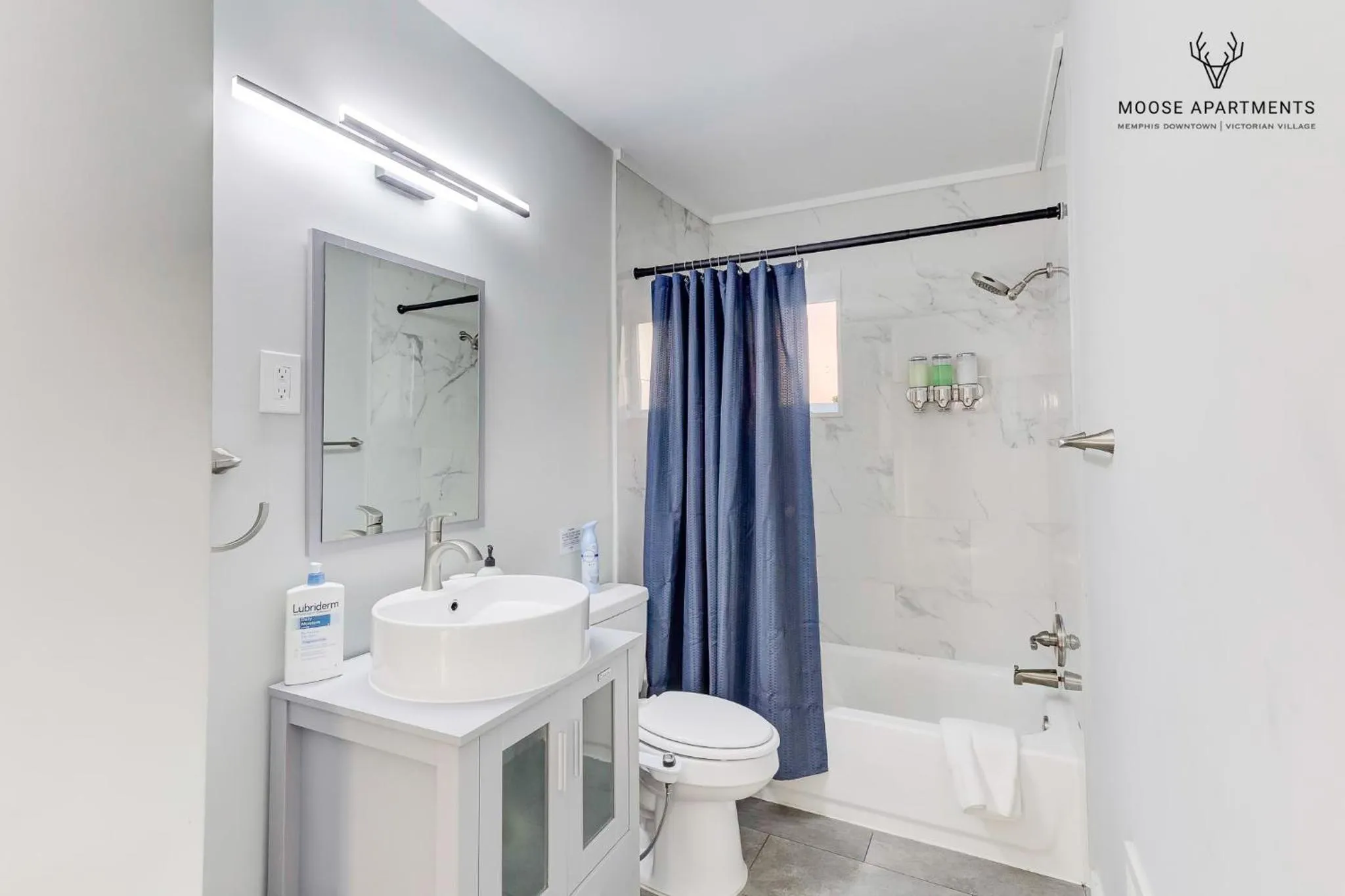 Shower in The Moose at Memphis Downtown & Victorian Village