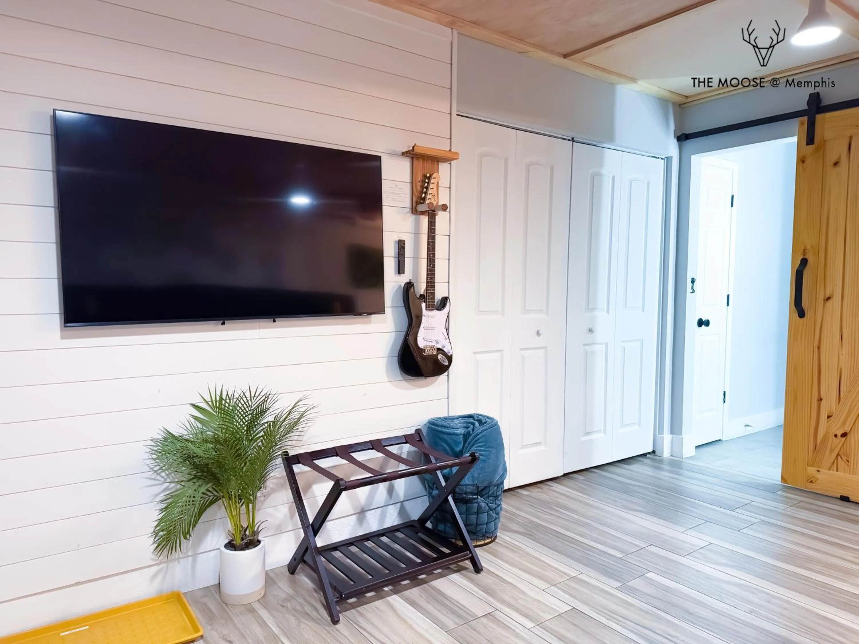 TV and multimedia in The Moose at Memphis Downtown & Victorian Village