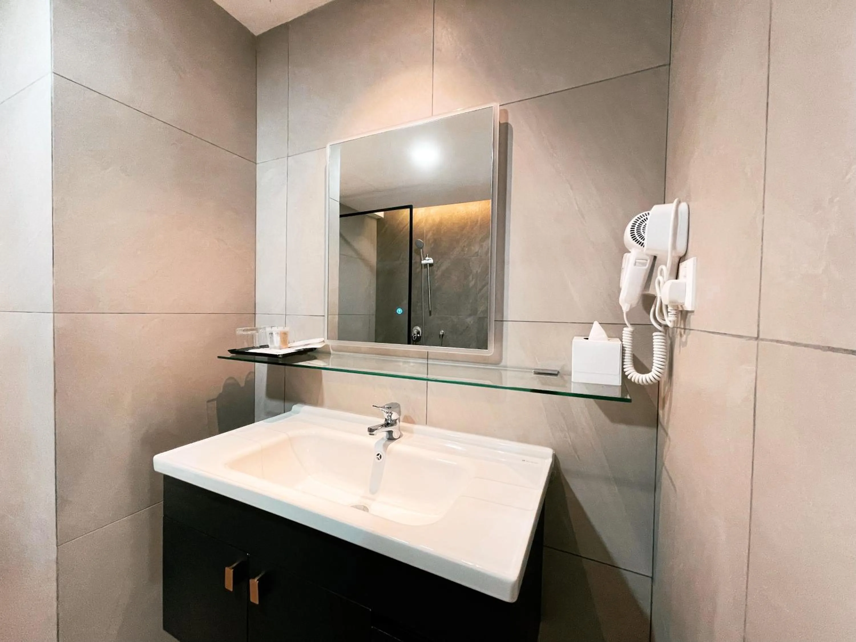 Bathroom in The Avenue M