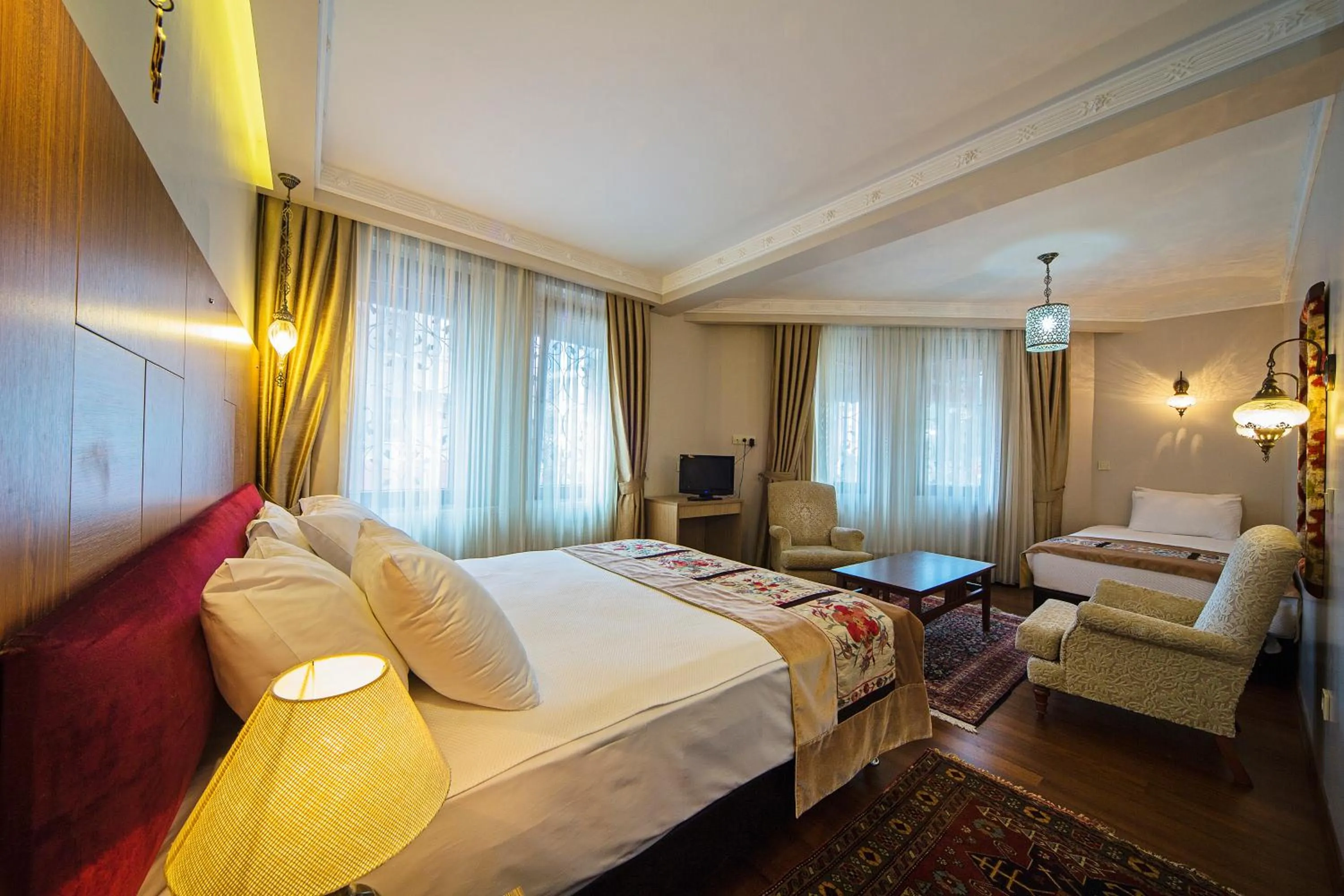 Photo of the whole room, Bed in Hippodrome Hotel