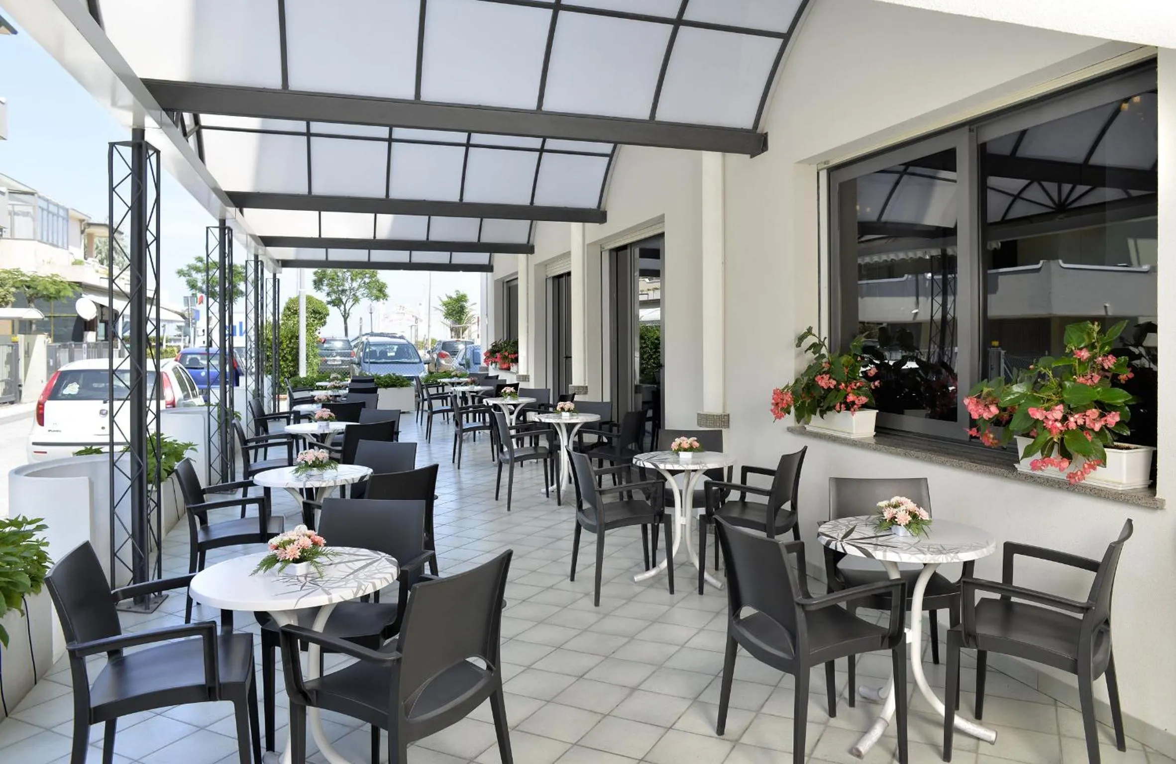 Street view in Hotel Ciondolo D'Oro 5 minuti da Rimini Fiera CON PARCHEGGIO INCLUSO