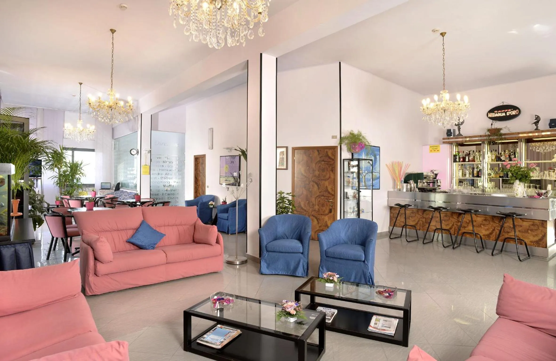 Communal lounge/ TV room in Hotel Ciondolo D'Oro 5 minuti da Rimini Fiera CON PARCHEGGIO INCLUSO