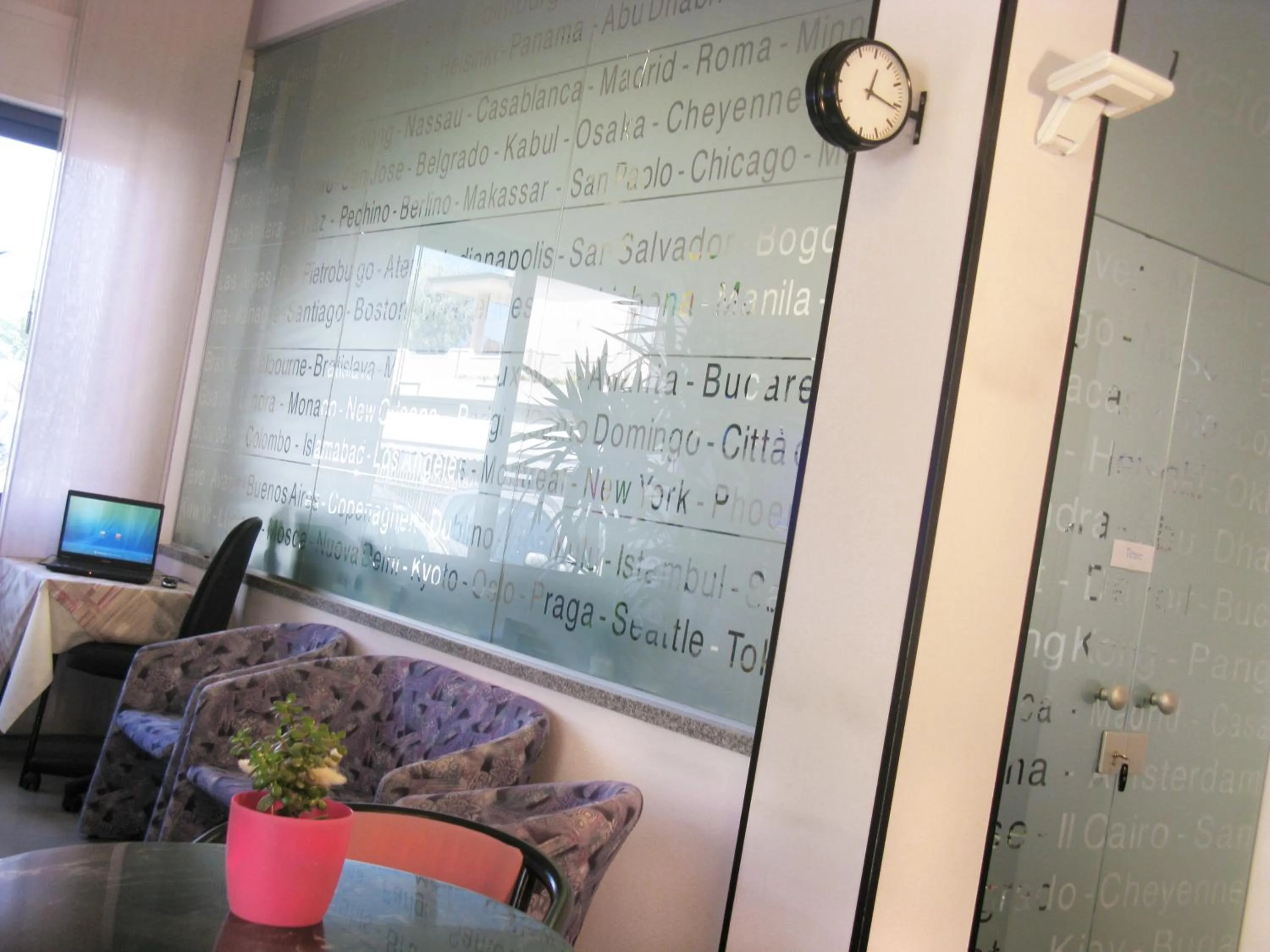 Communal lounge/ TV room in Hotel Ciondolo D'Oro 5 minuti da Rimini Fiera CON PARCHEGGIO INCLUSO