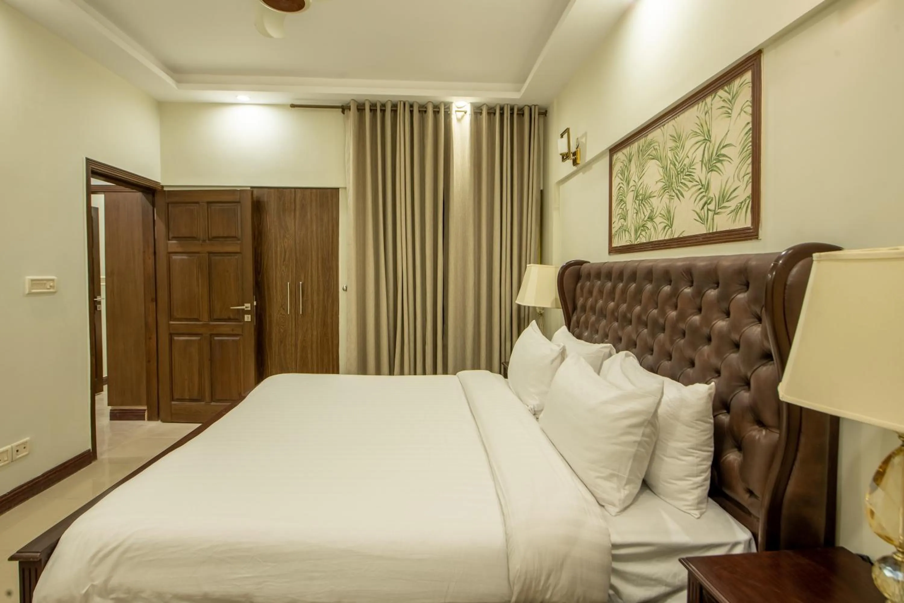 Bedroom, Bed in Cecil by Pearl Continental