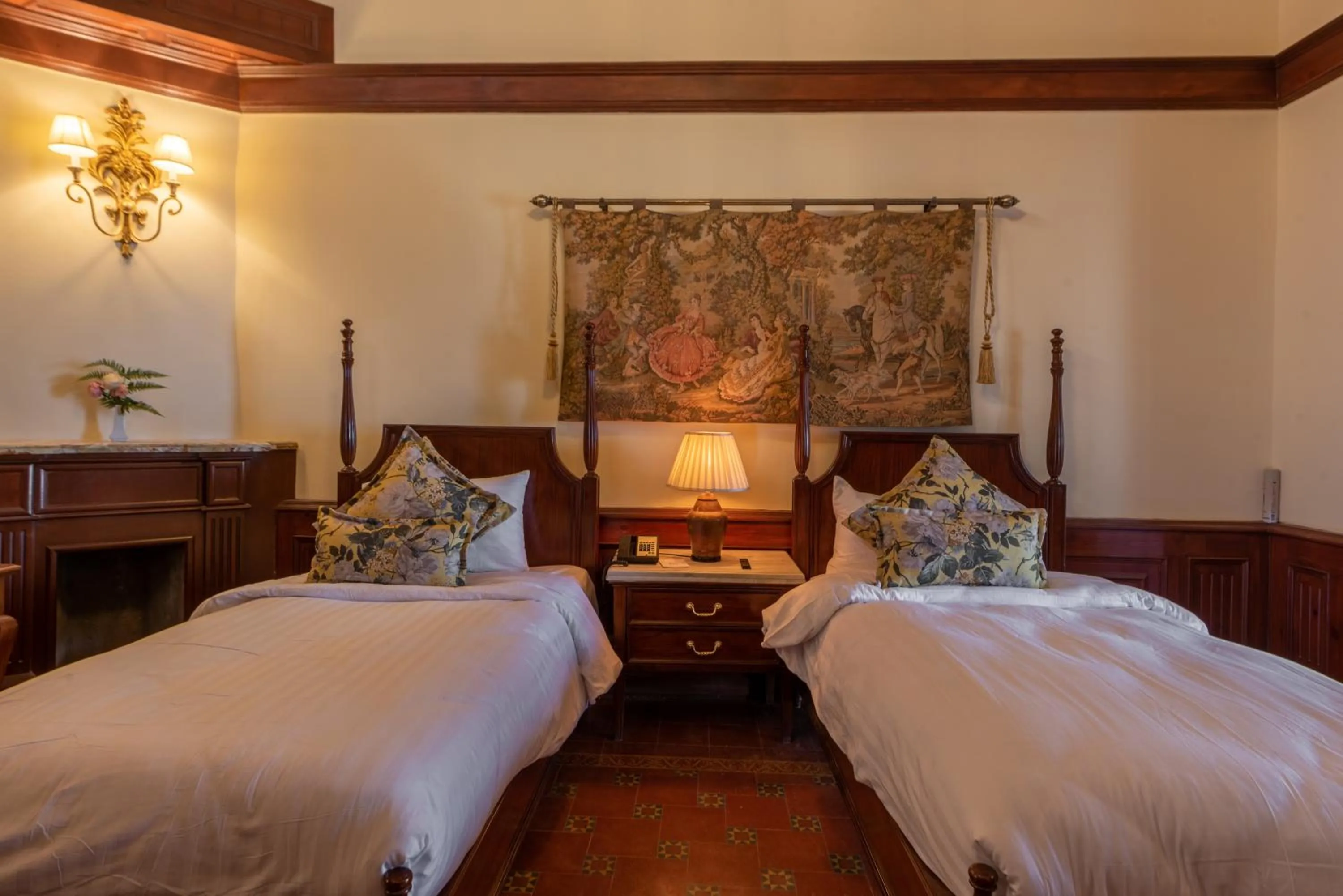 Bedroom, Bed in Cecil by Pearl Continental