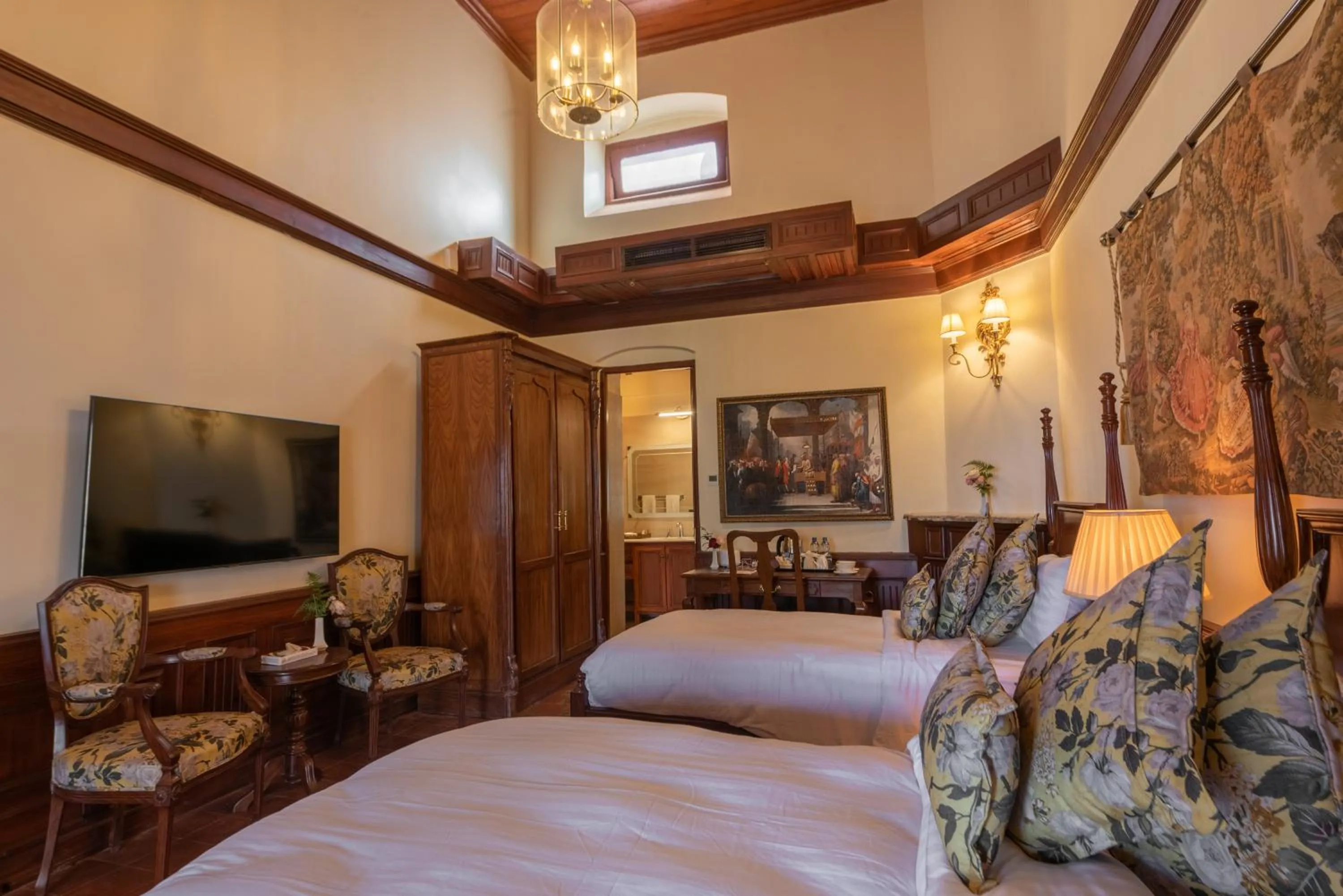 Photo of the whole room, Bed in Cecil by Pearl Continental