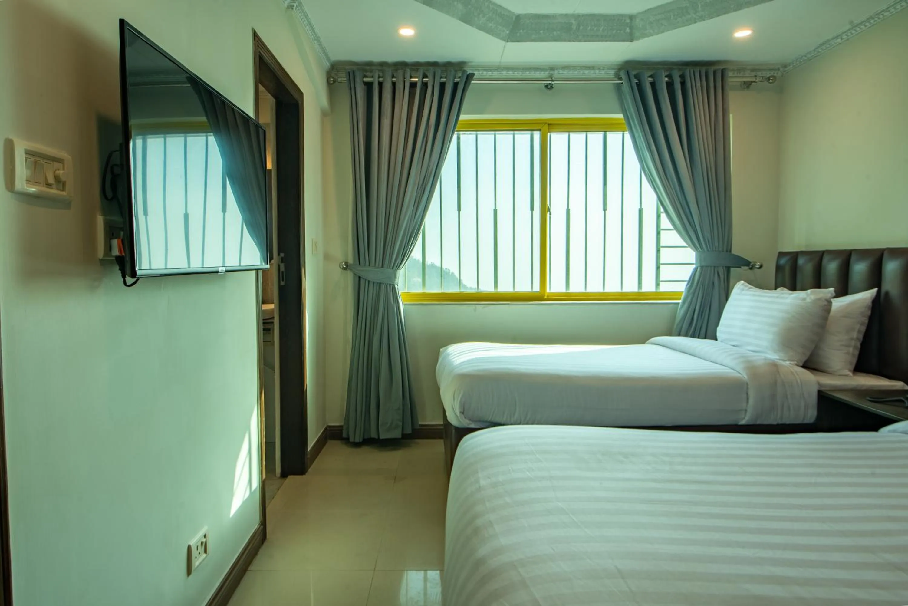 Bedroom, Bed in Cecil by Pearl Continental