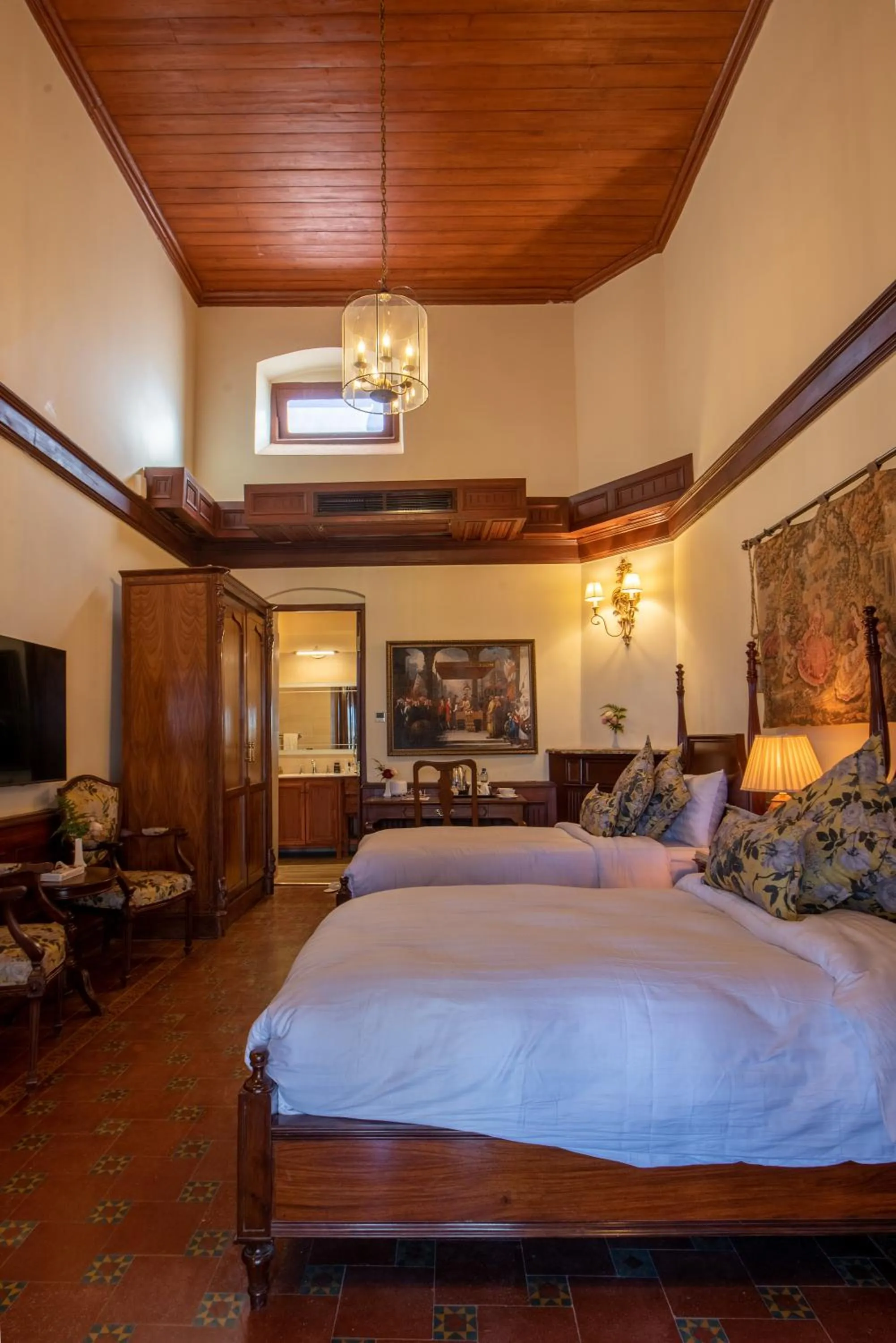 Bedroom, Bed in Cecil by Pearl Continental