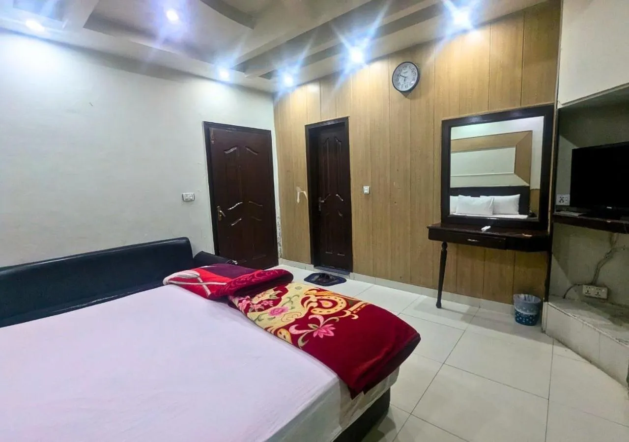 TV and multimedia, Bed in Quick continental Hotel - Jail Road