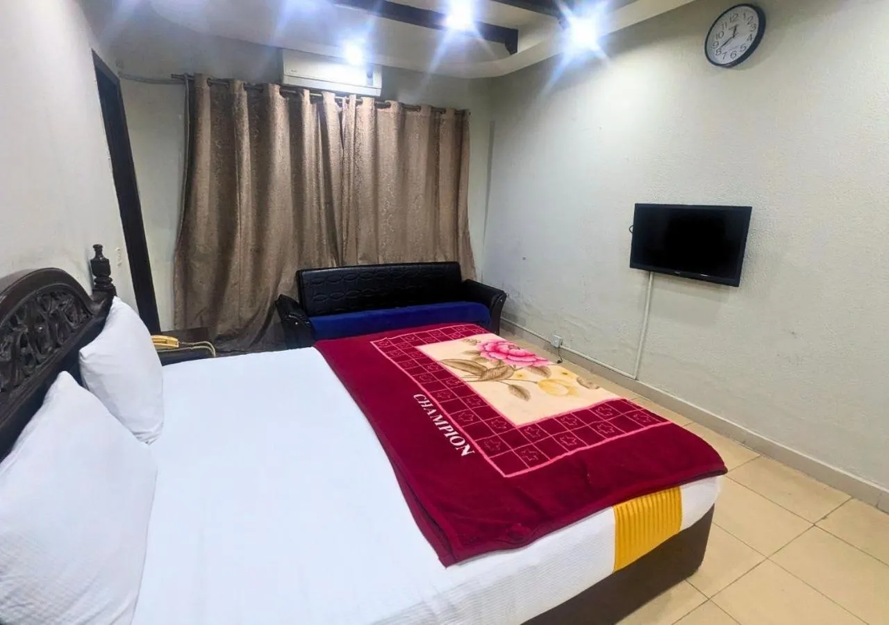 Bed in Quick continental Hotel - Jail Road