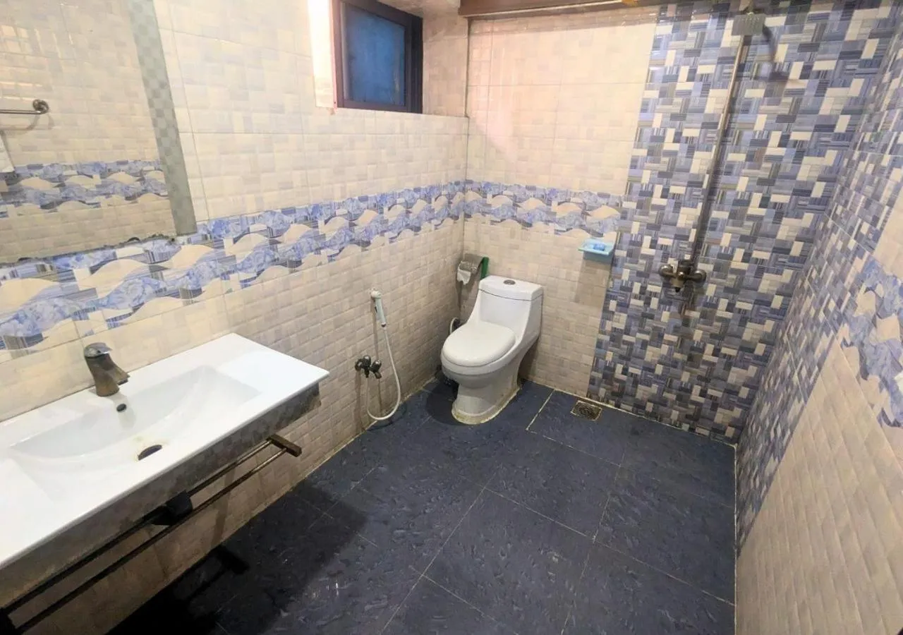 Shower in Quick continental Hotel - Jail Road