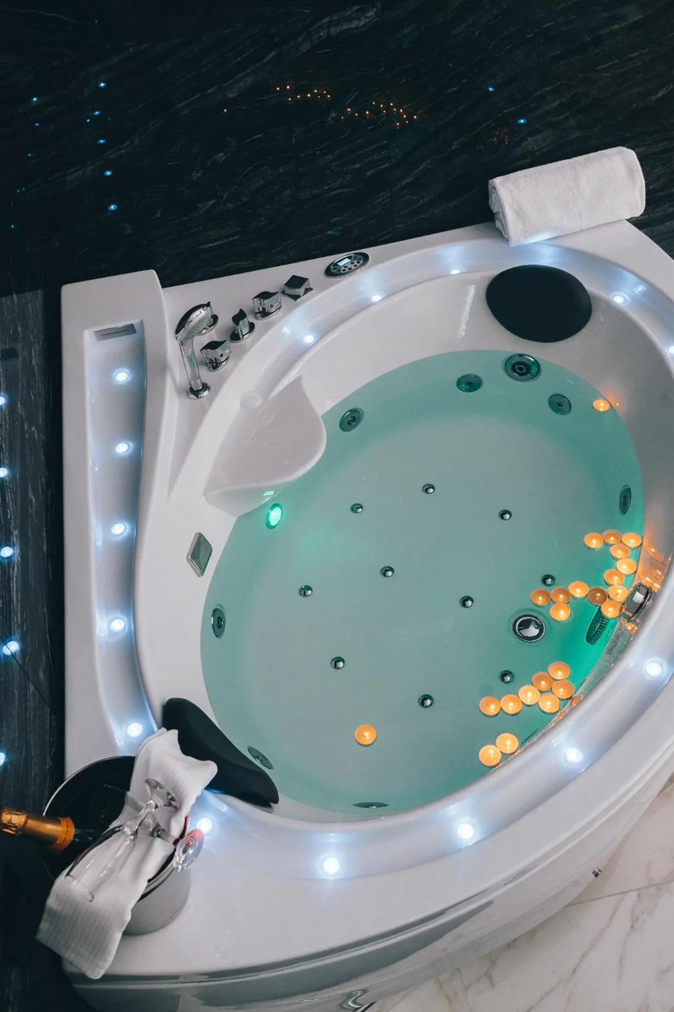 Hot Tub in Gregorio VII Luxury Suites