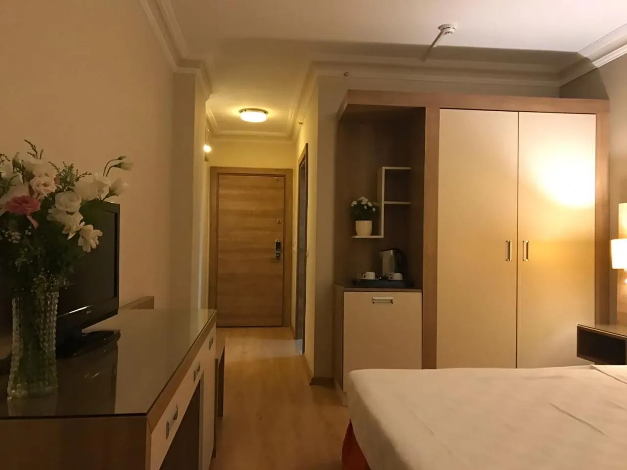 Photo of the whole room, Bed in Suite Laguna Otel