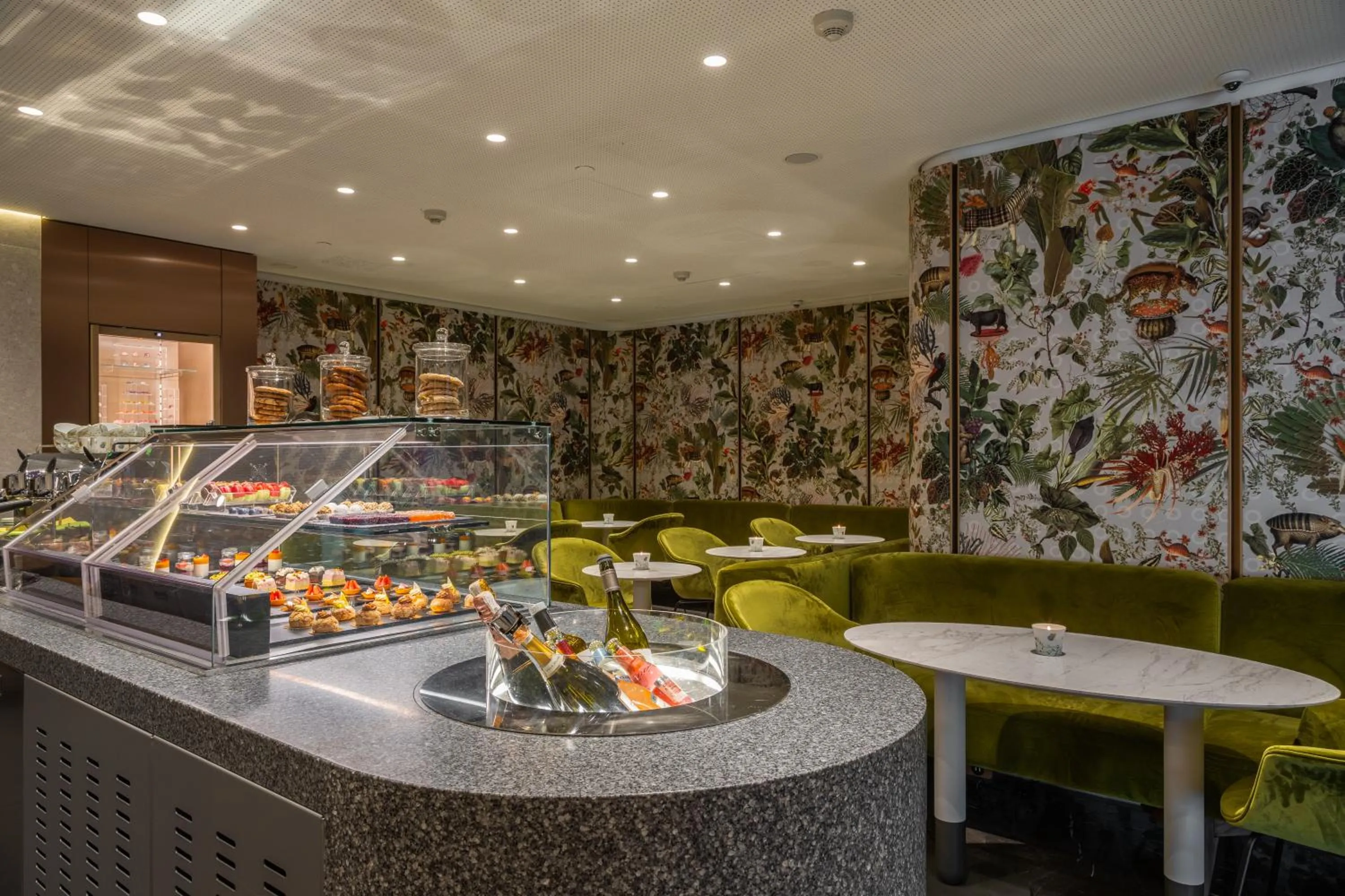 Restaurant/places to eat in Hilton Kyiv