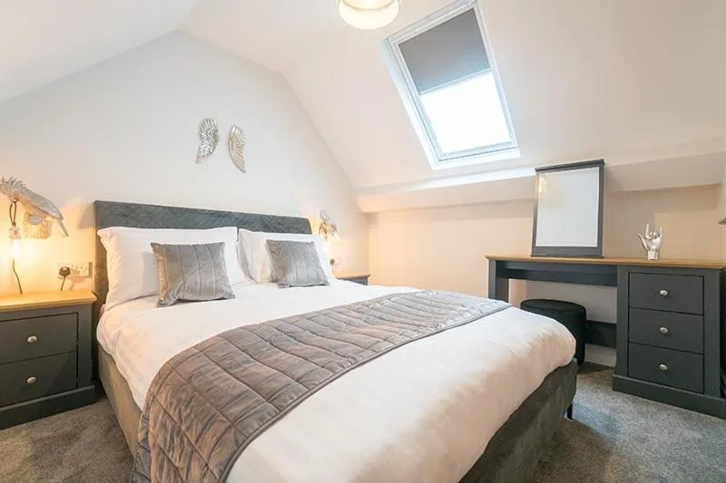 Bed in The Queens Arms Apartments