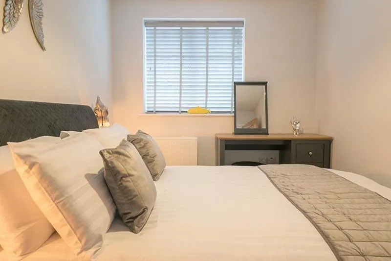 Bed in The Queens Arms Apartments