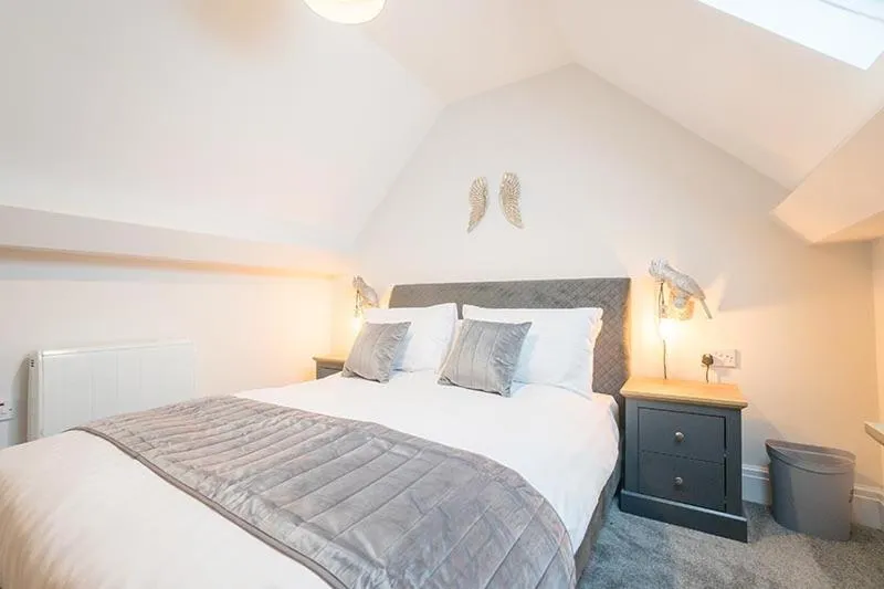 Bed in The Queens Arms Apartments