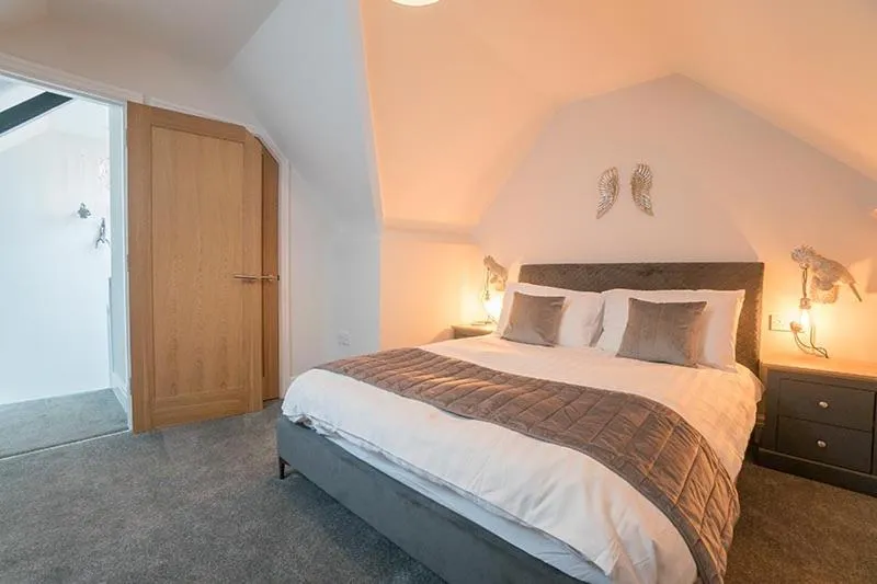 Bed in The Queens Arms Apartments