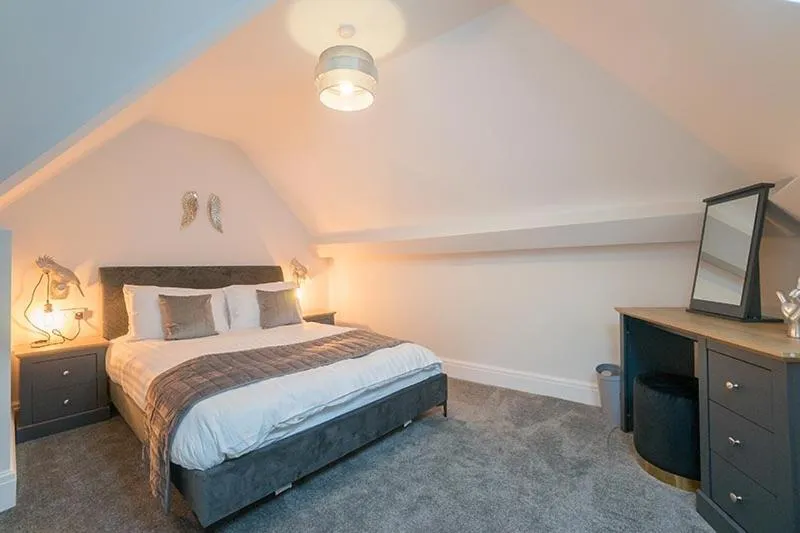 Bed in The Queens Arms Apartments